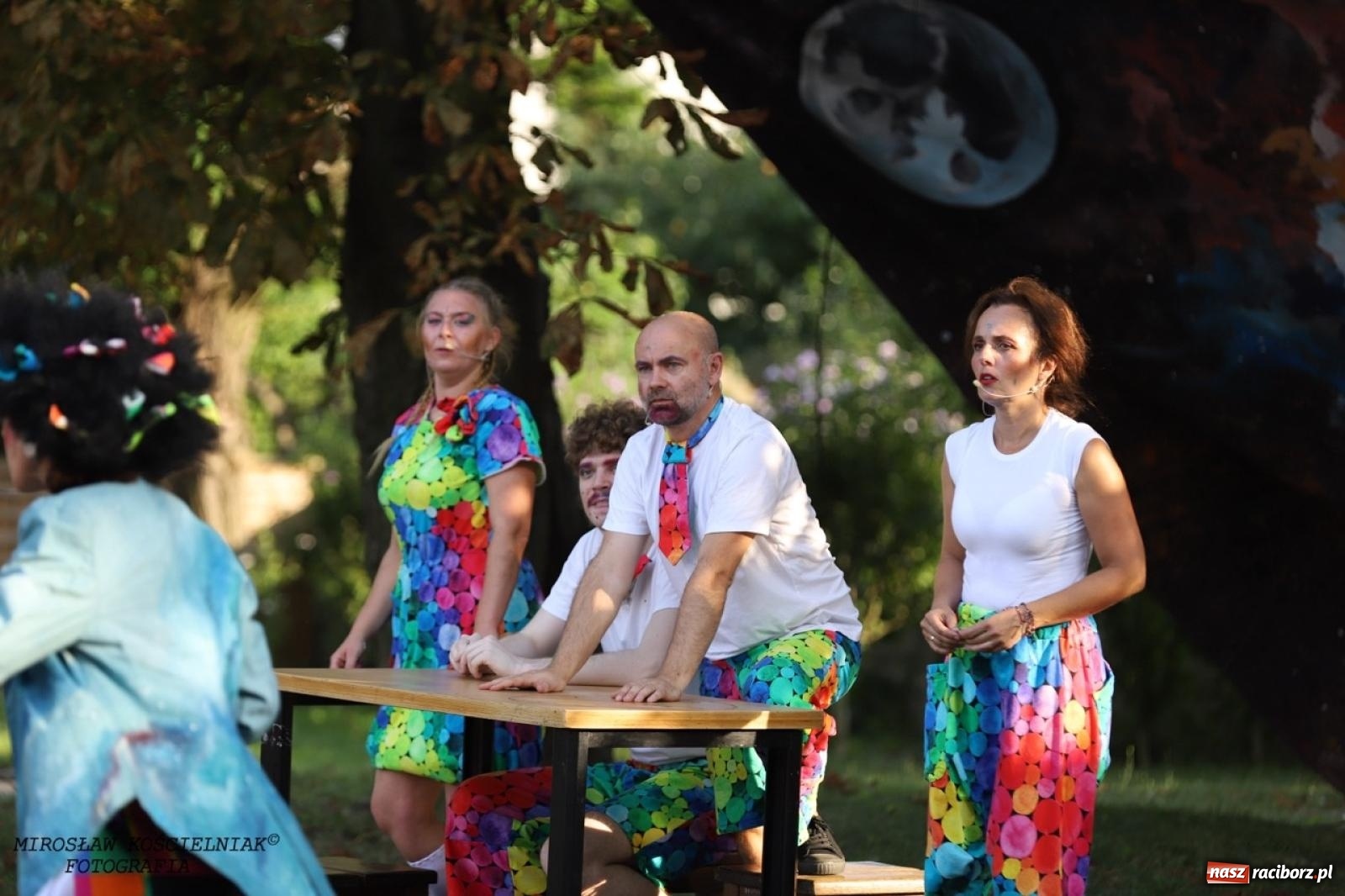 Zdjęcie w galerii na portalu naszraciborz.pl: Kolorowa podróż do świata Pani Kleksowej – relacja z przedstawienia w Ogrodzie Strzechy wiadomości z regionu