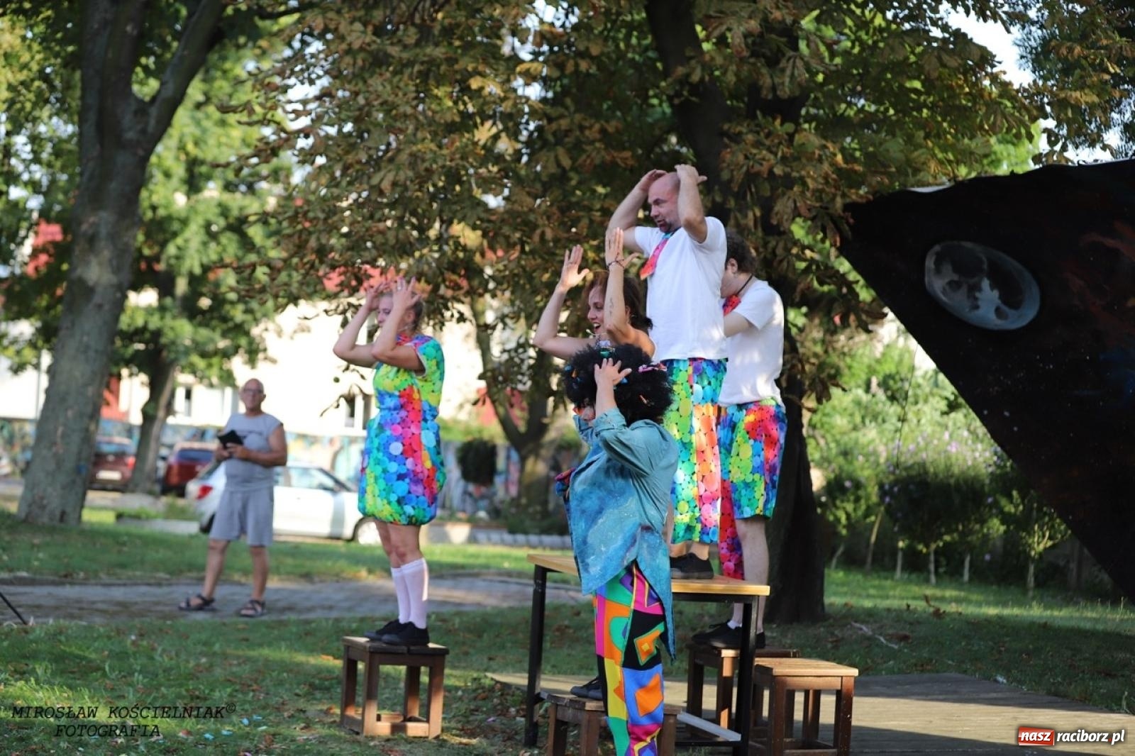 Zdjęcie w galerii na portalu naszraciborz.pl: Kolorowa podróż do świata Pani Kleksowej – relacja z przedstawienia w Ogrodzie Strzechy wiadomości z regionu