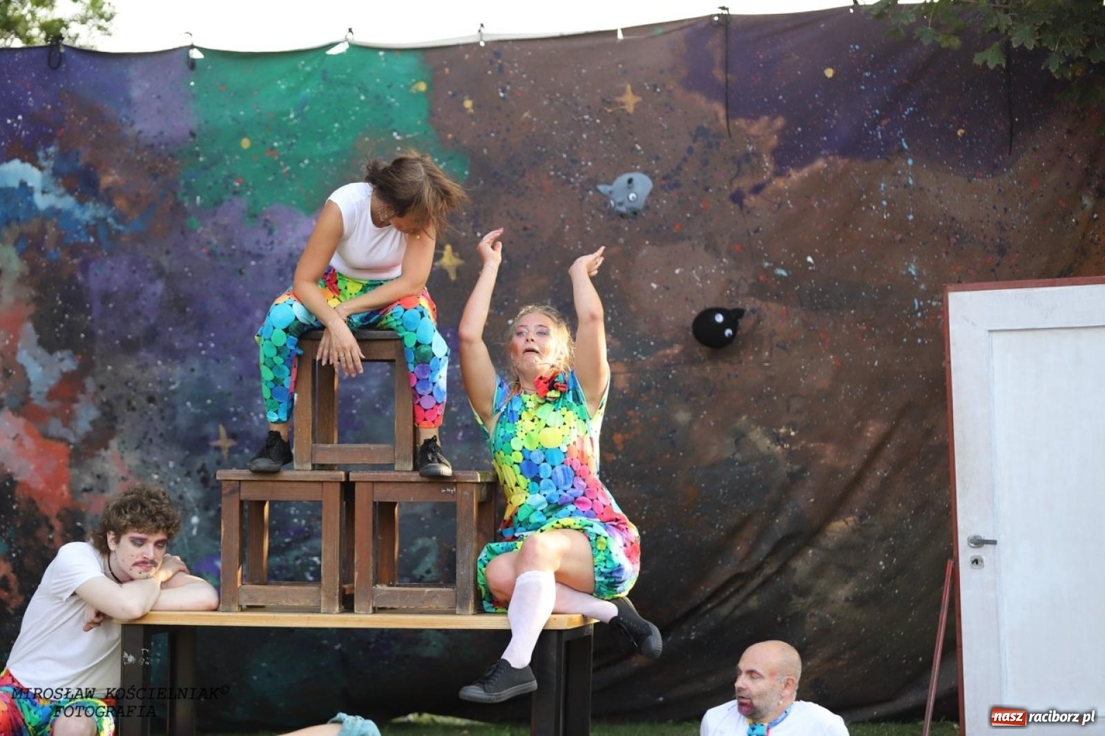 Zdjęcie w galerii na portalu naszraciborz.pl: Kolorowa podróż do świata Pani Kleksowej – relacja z przedstawienia w Ogrodzie Strzechy wiadomości z regionu