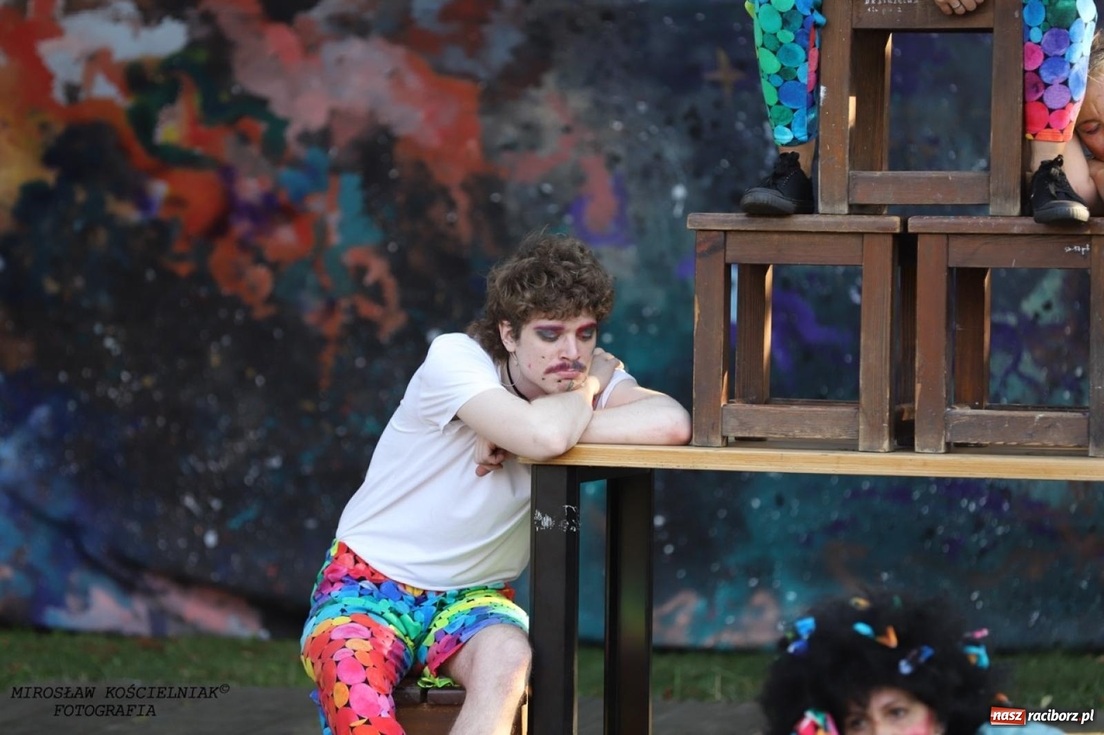 Zdjęcie w galerii na portalu naszraciborz.pl: Kolorowa podróż do świata Pani Kleksowej – relacja z przedstawienia w Ogrodzie Strzechy wiadomości z regionu