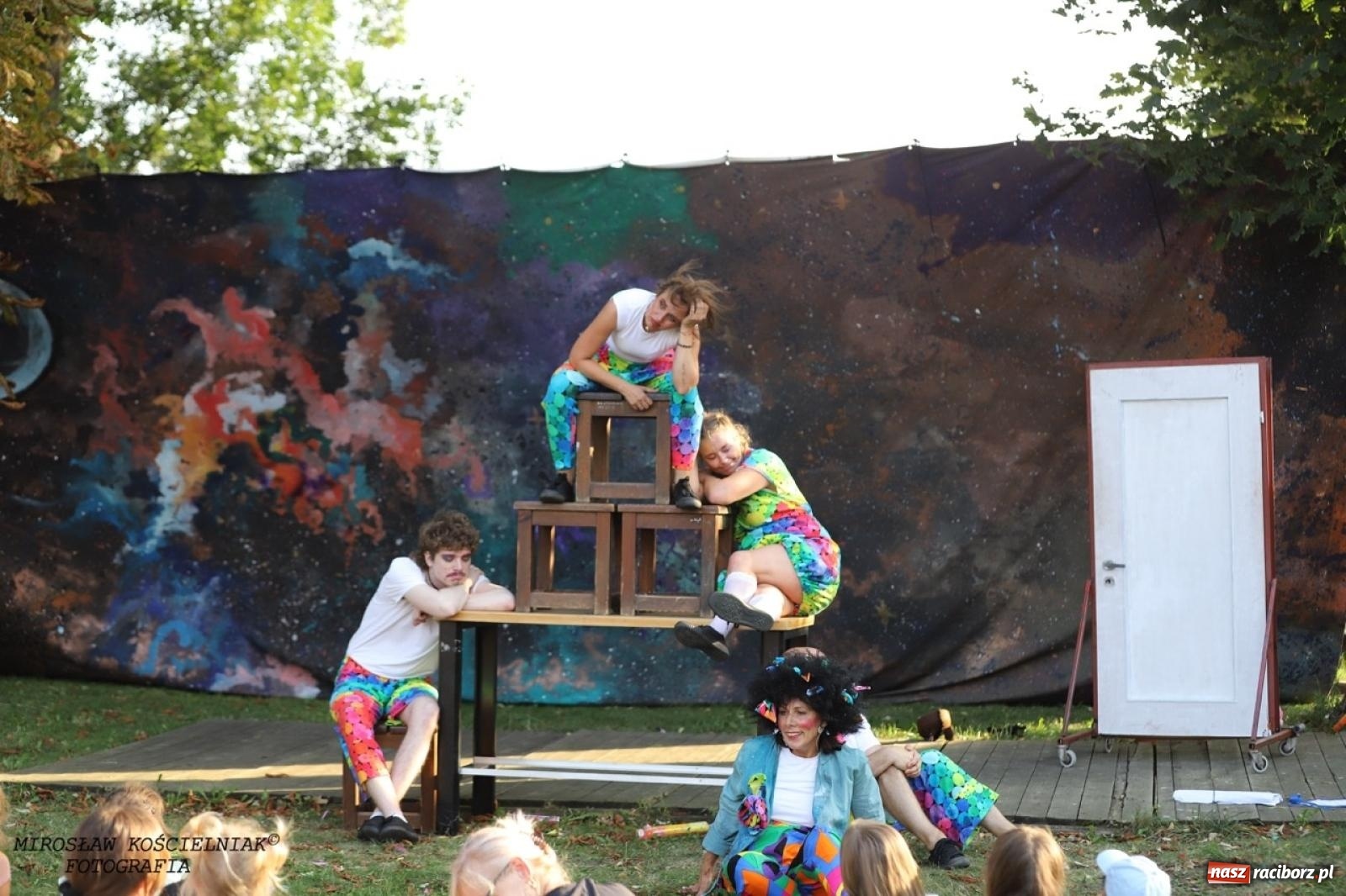 Zdjęcie w galerii na portalu naszraciborz.pl: Kolorowa podróż do świata Pani Kleksowej – relacja z przedstawienia w Ogrodzie Strzechy wiadomości z regionu