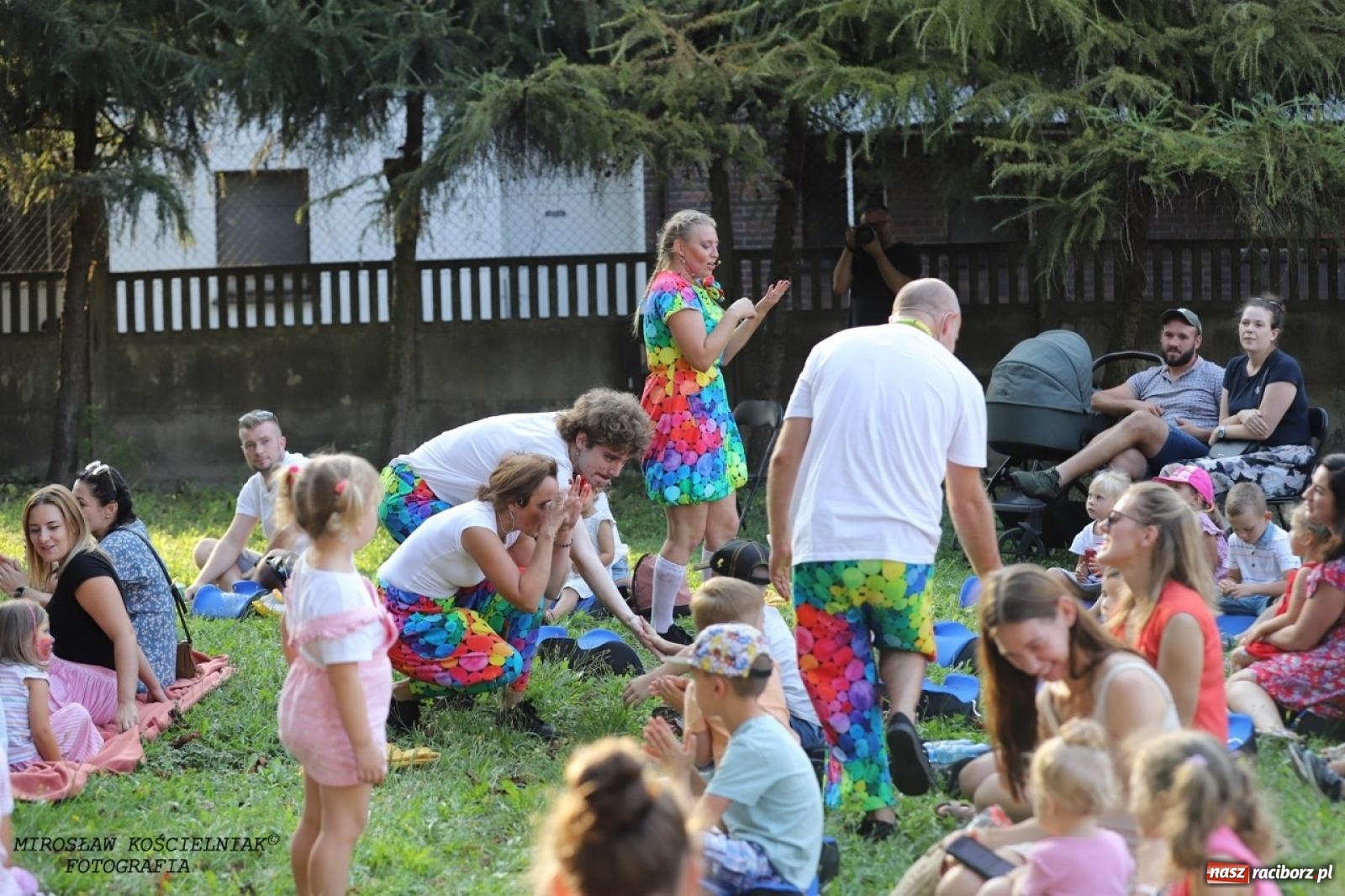 Zdjęcie w galerii na portalu naszraciborz.pl: Kolorowa podróż do świata Pani Kleksowej – relacja z przedstawienia w Ogrodzie Strzechy wiadomości z regionu