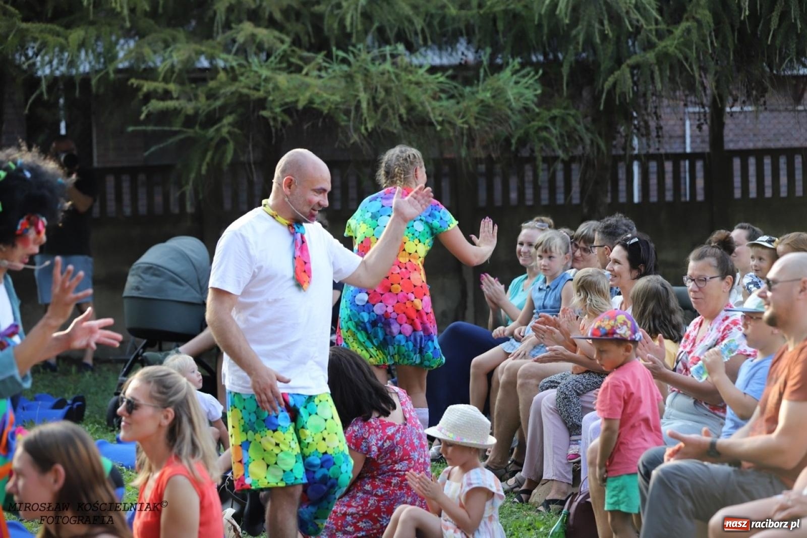 Zdjęcie w galerii na portalu naszraciborz.pl: Kolorowa podróż do świata Pani Kleksowej – relacja z przedstawienia w Ogrodzie Strzechy wiadomości z regionu