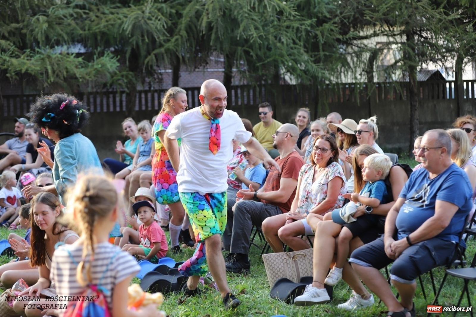 Zdjęcie w galerii na portalu naszraciborz.pl: Kolorowa podróż do świata Pani Kleksowej – relacja z przedstawienia w Ogrodzie Strzechy wiadomości z regionu