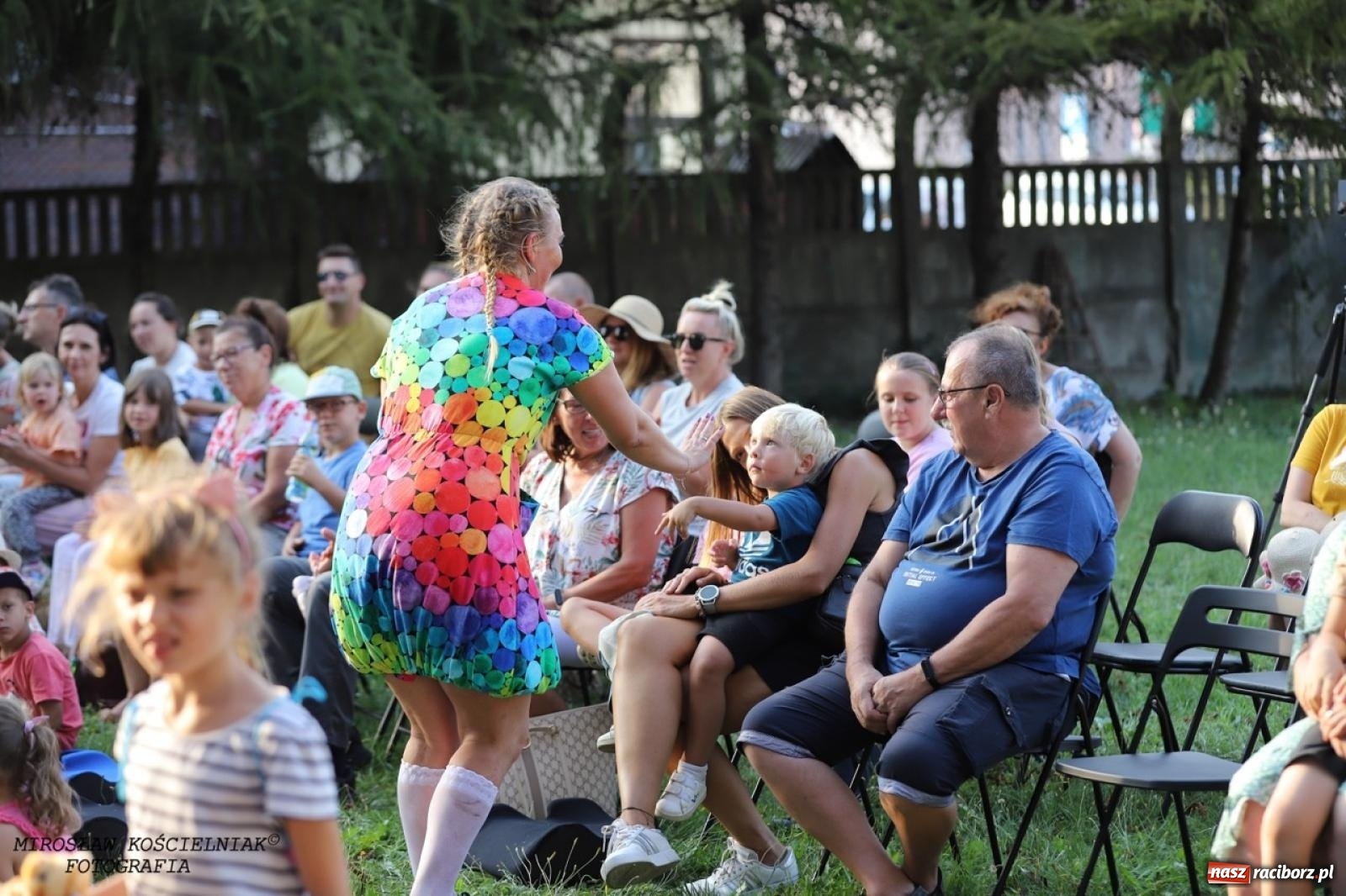 Zdjęcie w galerii na portalu naszraciborz.pl: Kolorowa podróż do świata Pani Kleksowej – relacja z przedstawienia w Ogrodzie Strzechy wiadomości z regionu