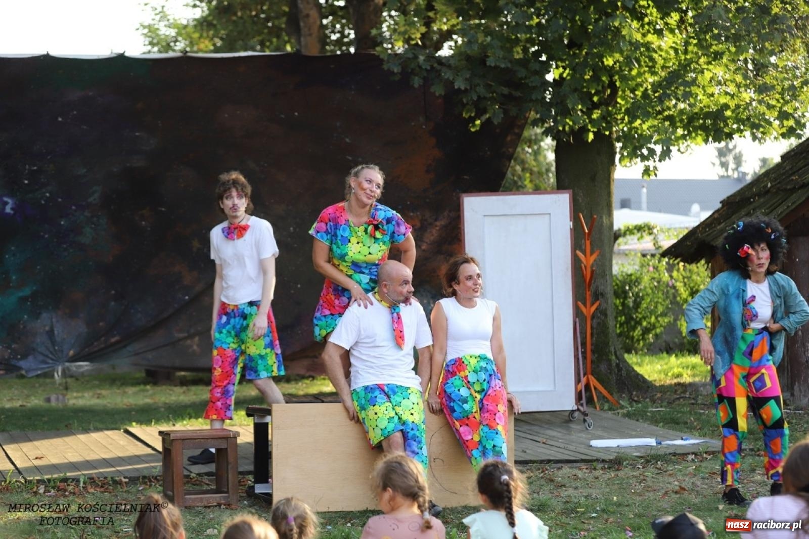 Zdjęcie w galerii na portalu naszraciborz.pl: Kolorowa podróż do świata Pani Kleksowej – relacja z przedstawienia w Ogrodzie Strzechy wiadomości z regionu