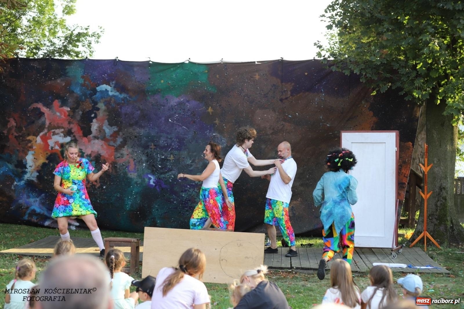 Zdjęcie w galerii na portalu naszraciborz.pl: Kolorowa podróż do świata Pani Kleksowej – relacja z przedstawienia w Ogrodzie Strzechy wiadomości z regionu