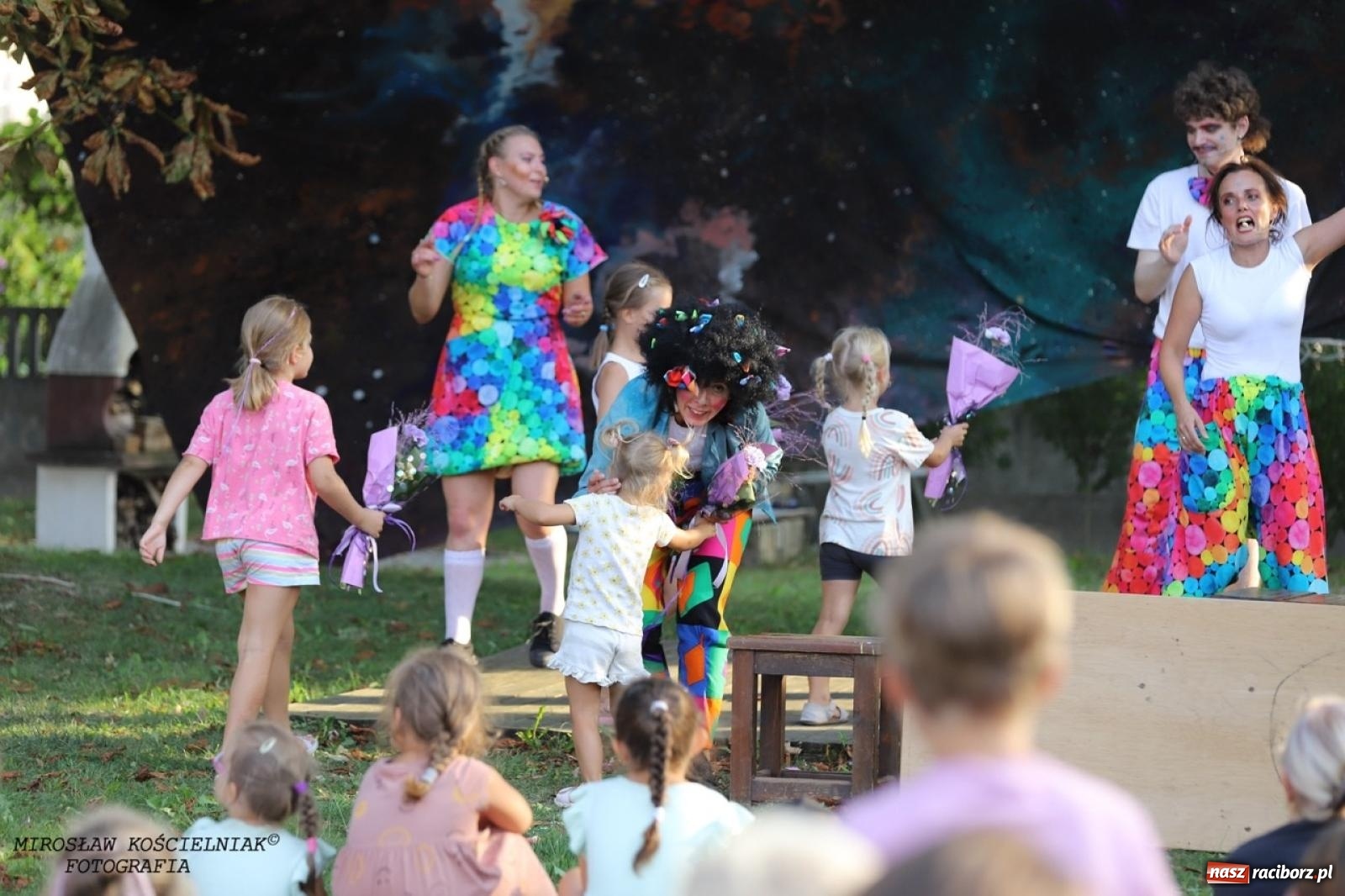 Zdjęcie w galerii na portalu naszraciborz.pl: Kolorowa podróż do świata Pani Kleksowej – relacja z przedstawienia w Ogrodzie Strzechy wiadomości z regionu