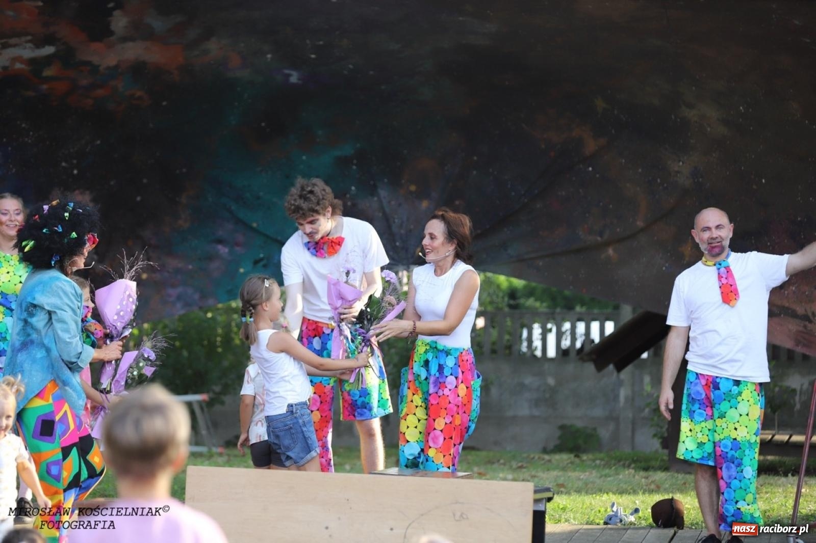 Zdjęcie w galerii na portalu naszraciborz.pl: Kolorowa podróż do świata Pani Kleksowej – relacja z przedstawienia w Ogrodzie Strzechy wiadomości z regionu