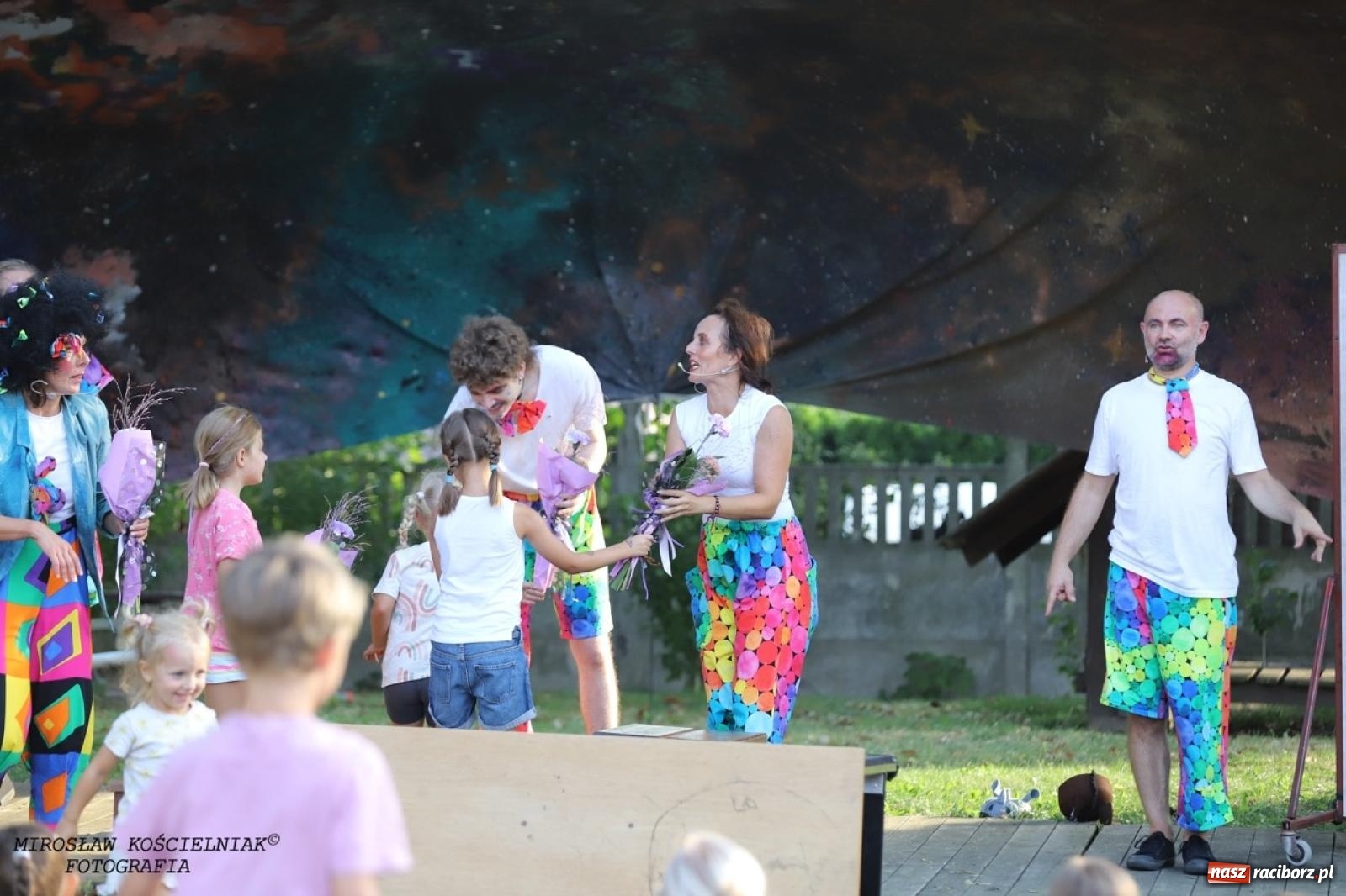 Zdjęcie w galerii na portalu naszraciborz.pl: Kolorowa podróż do świata Pani Kleksowej – relacja z przedstawienia w Ogrodzie Strzechy wiadomości z regionu