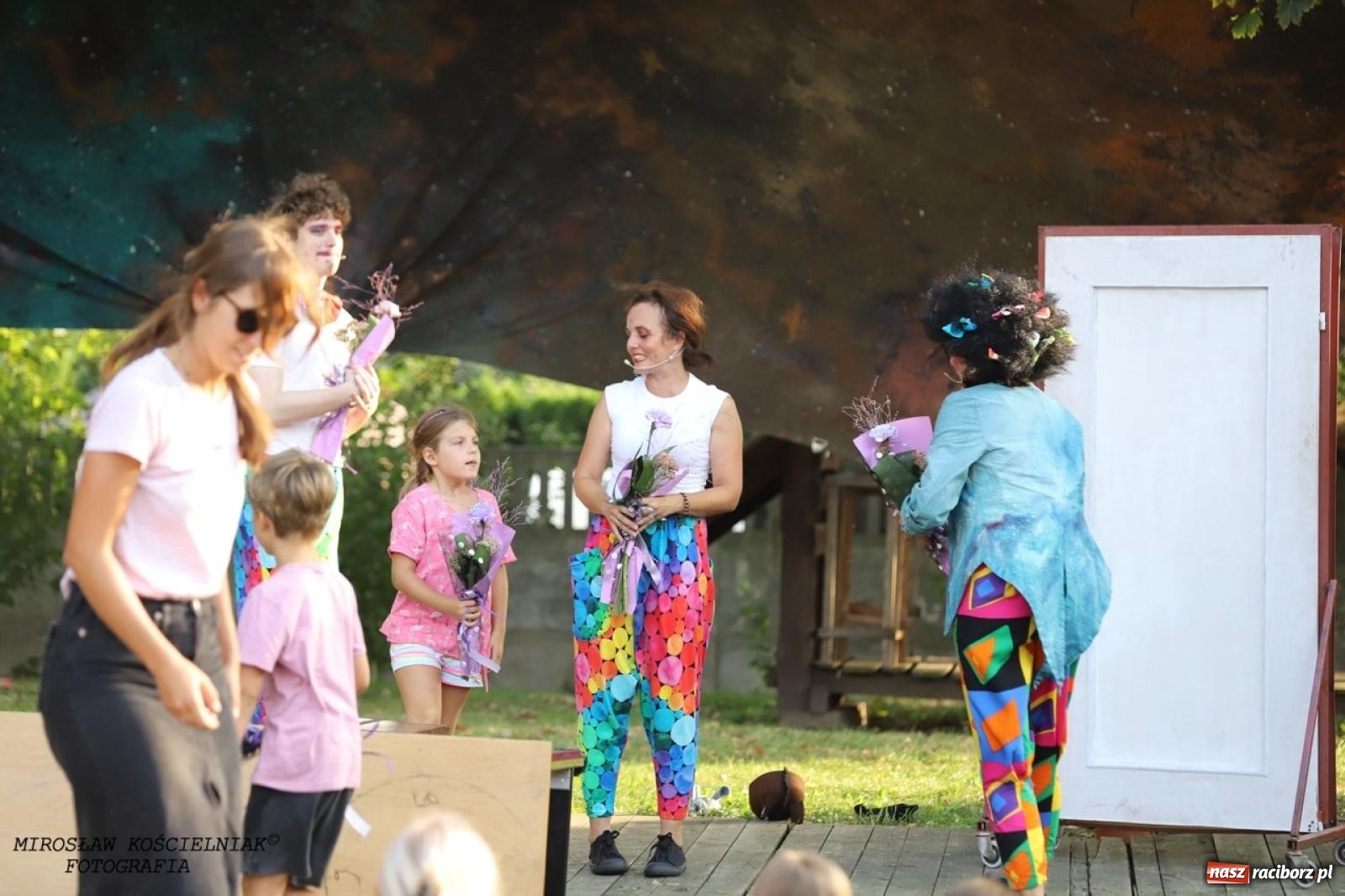 Zdjęcie w galerii na portalu naszraciborz.pl: Kolorowa podróż do świata Pani Kleksowej – relacja z przedstawienia w Ogrodzie Strzechy wiadomości z regionu