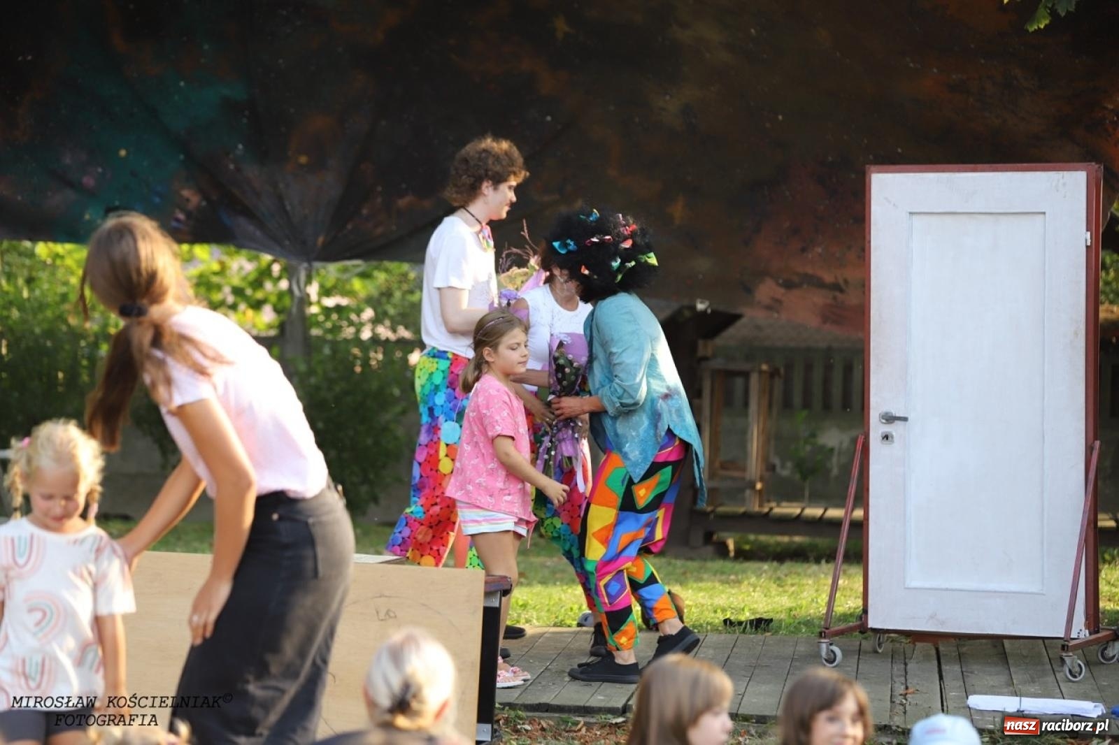 Zdjęcie w galerii na portalu naszraciborz.pl: Kolorowa podróż do świata Pani Kleksowej – relacja z przedstawienia w Ogrodzie Strzechy wiadomości z regionu