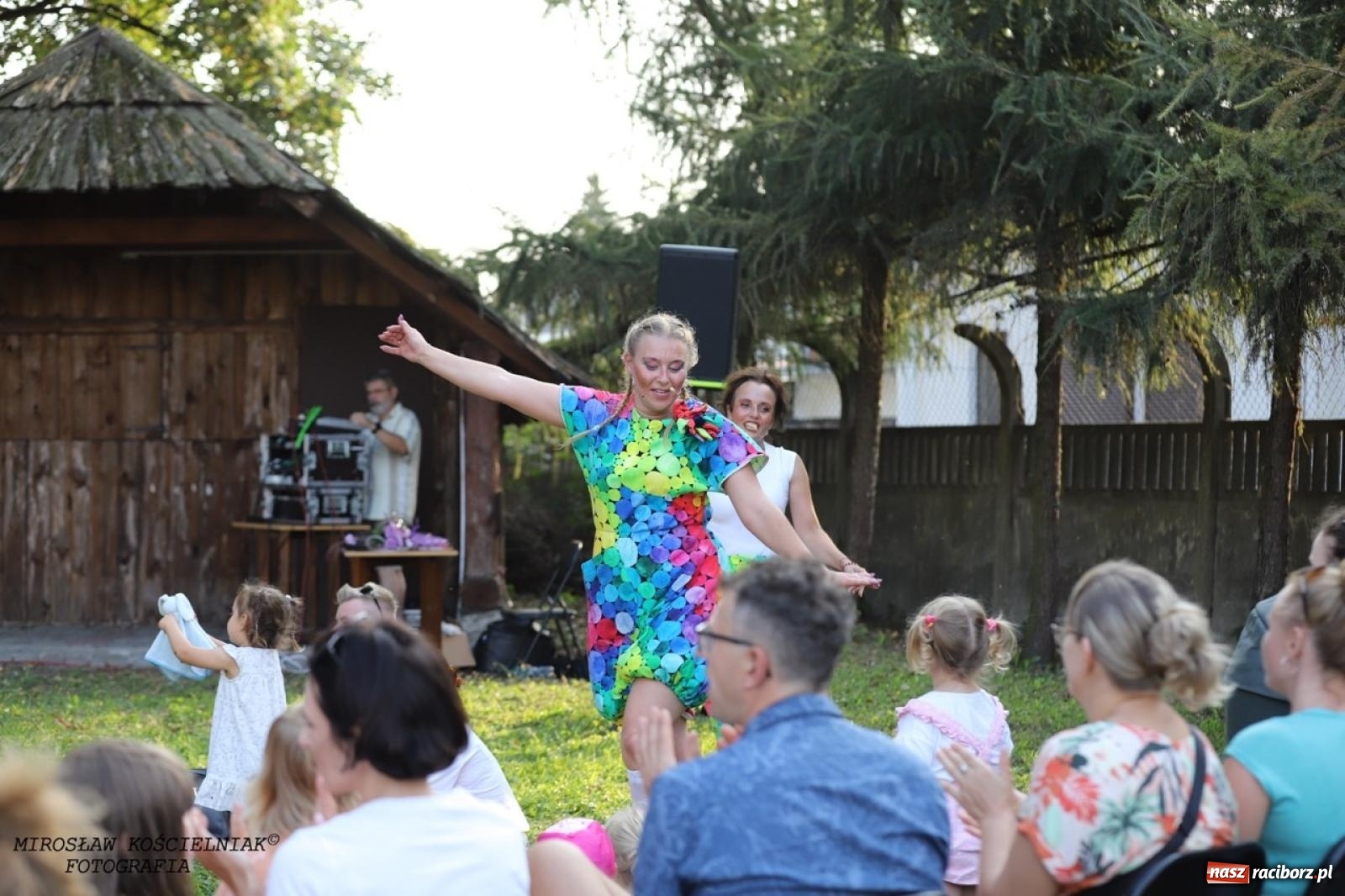 Zdjęcie w galerii na portalu naszraciborz.pl: Kolorowa podróż do świata Pani Kleksowej – relacja z przedstawienia w Ogrodzie Strzechy wiadomości z regionu