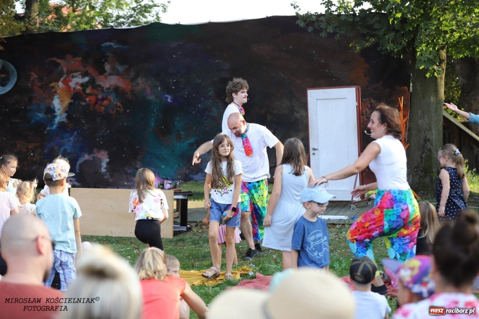 Zdjęcie w galerii na portalu naszraciborz.pl: Kolorowa podróż do świata Pani Kleksowej – relacja z przedstawienia w Ogrodzie Strzechy wiadomości z regionu