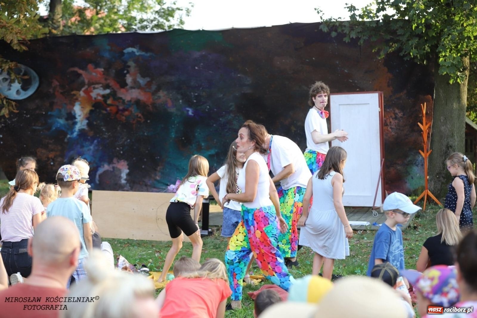 Zdjęcie w galerii na portalu naszraciborz.pl: Kolorowa podróż do świata Pani Kleksowej – relacja z przedstawienia w Ogrodzie Strzechy wiadomości z regionu
