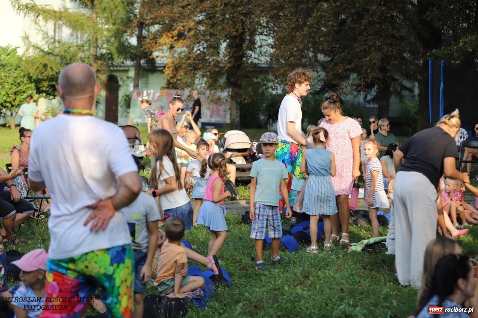 Zdjęcie w galerii na portalu naszraciborz.pl: Kolorowa podróż do świata Pani Kleksowej – relacja z przedstawienia w Ogrodzie Strzechy wiadomości z regionu