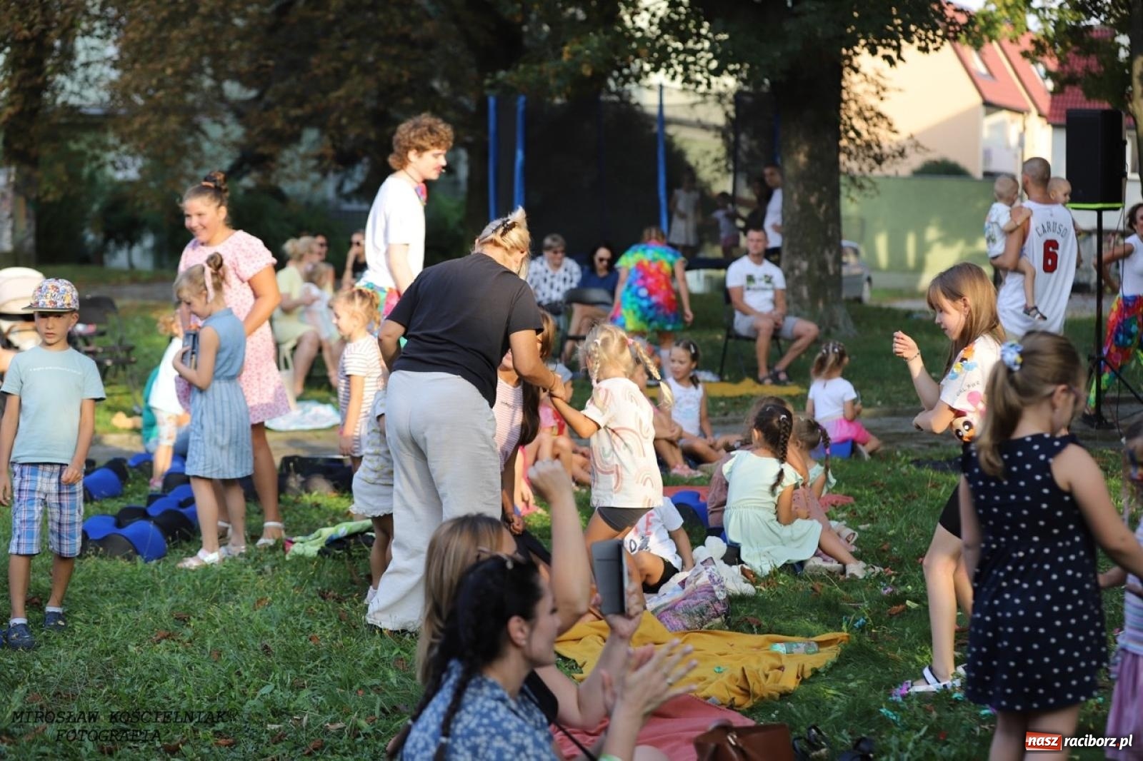 Zdjęcie w galerii na portalu naszraciborz.pl: Kolorowa podróż do świata Pani Kleksowej – relacja z przedstawienia w Ogrodzie Strzechy wiadomości z regionu