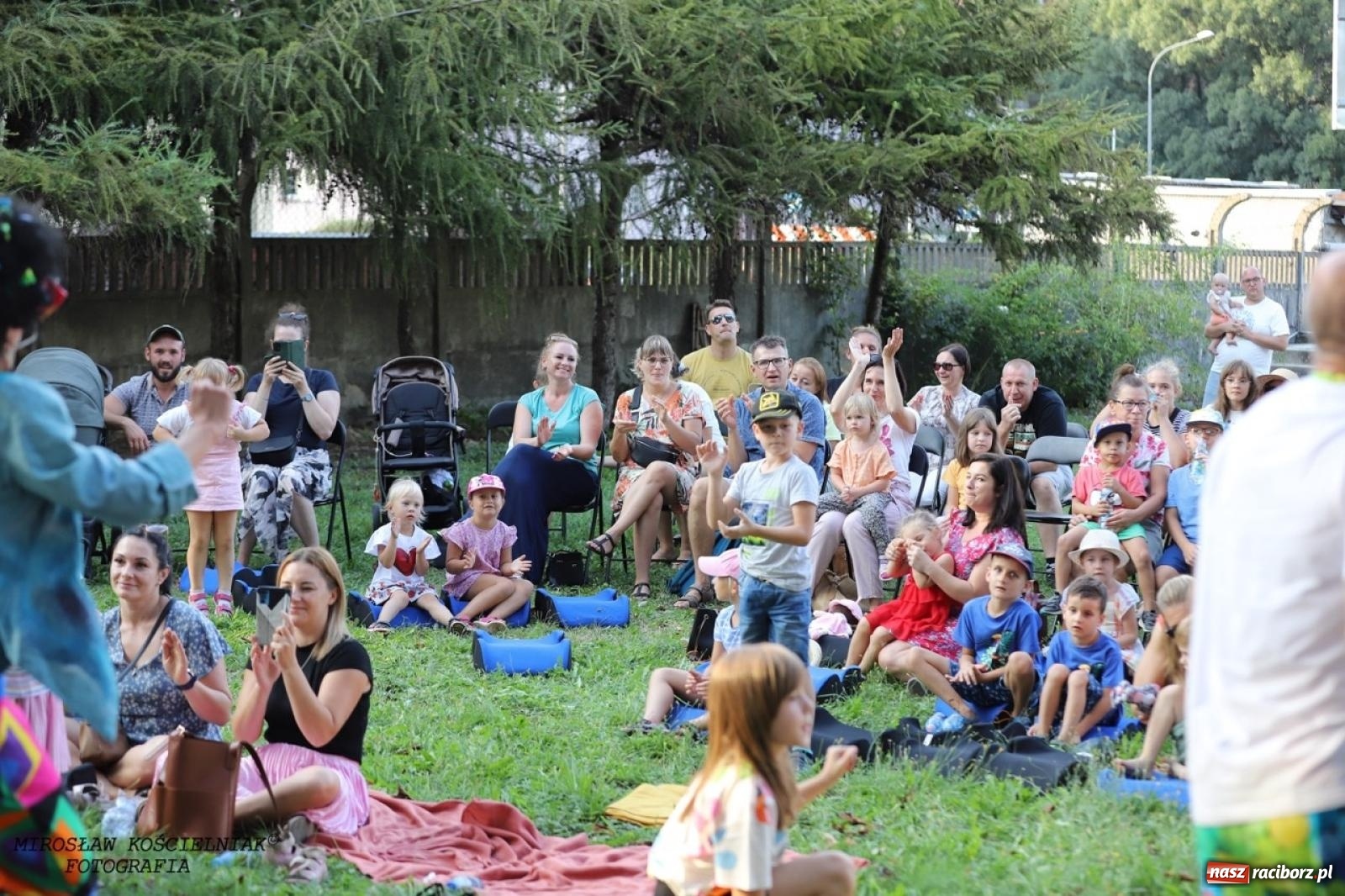 Zdjęcie w galerii na portalu naszraciborz.pl: Kolorowa podróż do świata Pani Kleksowej – relacja z przedstawienia w Ogrodzie Strzechy wiadomości z regionu