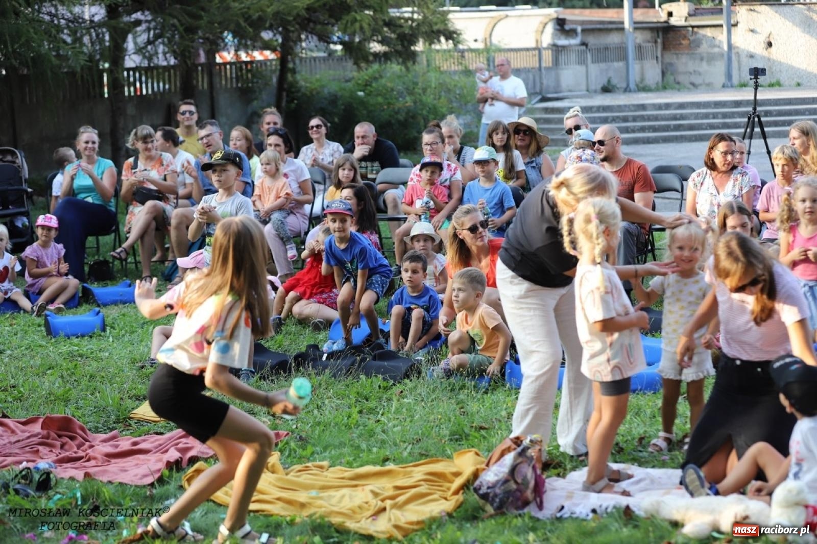 Zdjęcie w galerii na portalu naszraciborz.pl: Kolorowa podróż do świata Pani Kleksowej – relacja z przedstawienia w Ogrodzie Strzechy wiadomości z regionu