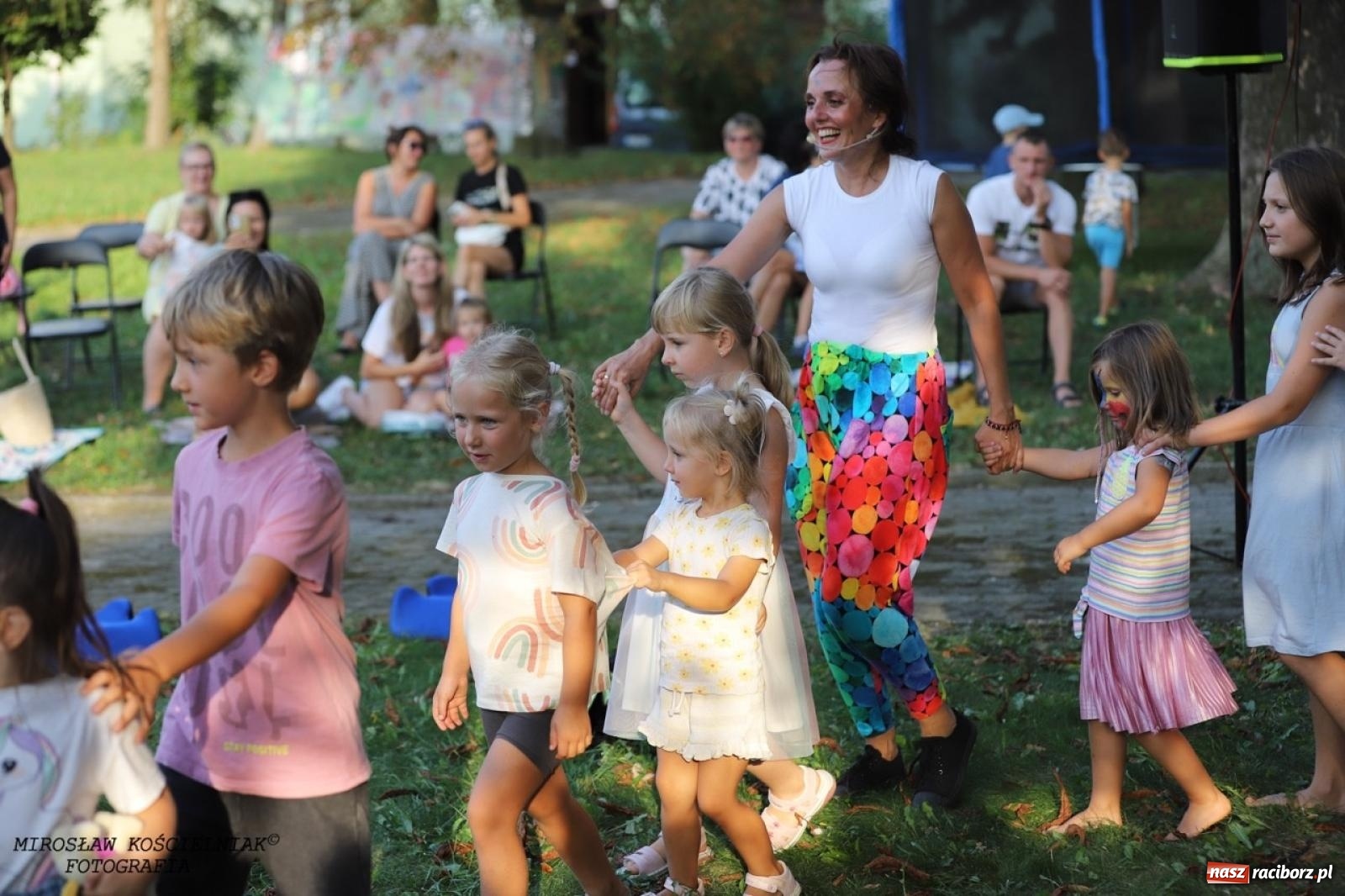 Zdjęcie w galerii na portalu naszraciborz.pl: Kolorowa podróż do świata Pani Kleksowej – relacja z przedstawienia w Ogrodzie Strzechy wiadomości z regionu