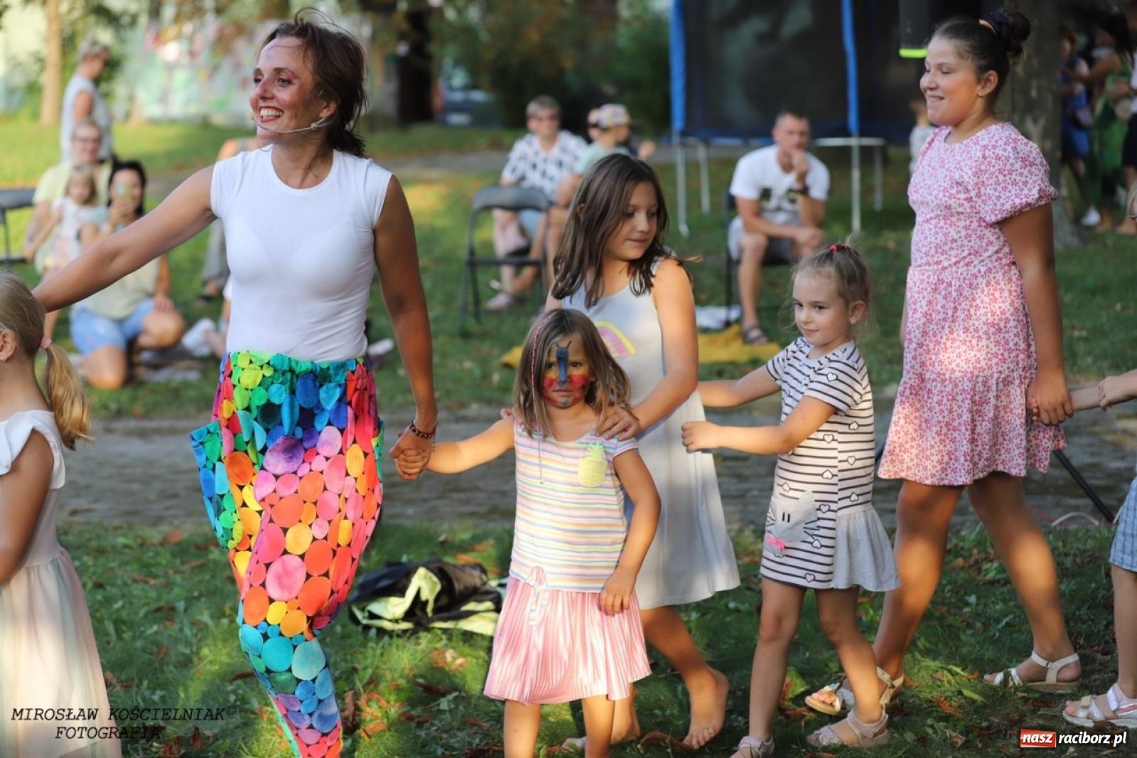 Zdjęcie w galerii na portalu naszraciborz.pl: Kolorowa podróż do świata Pani Kleksowej – relacja z przedstawienia w Ogrodzie Strzechy wiadomości z regionu