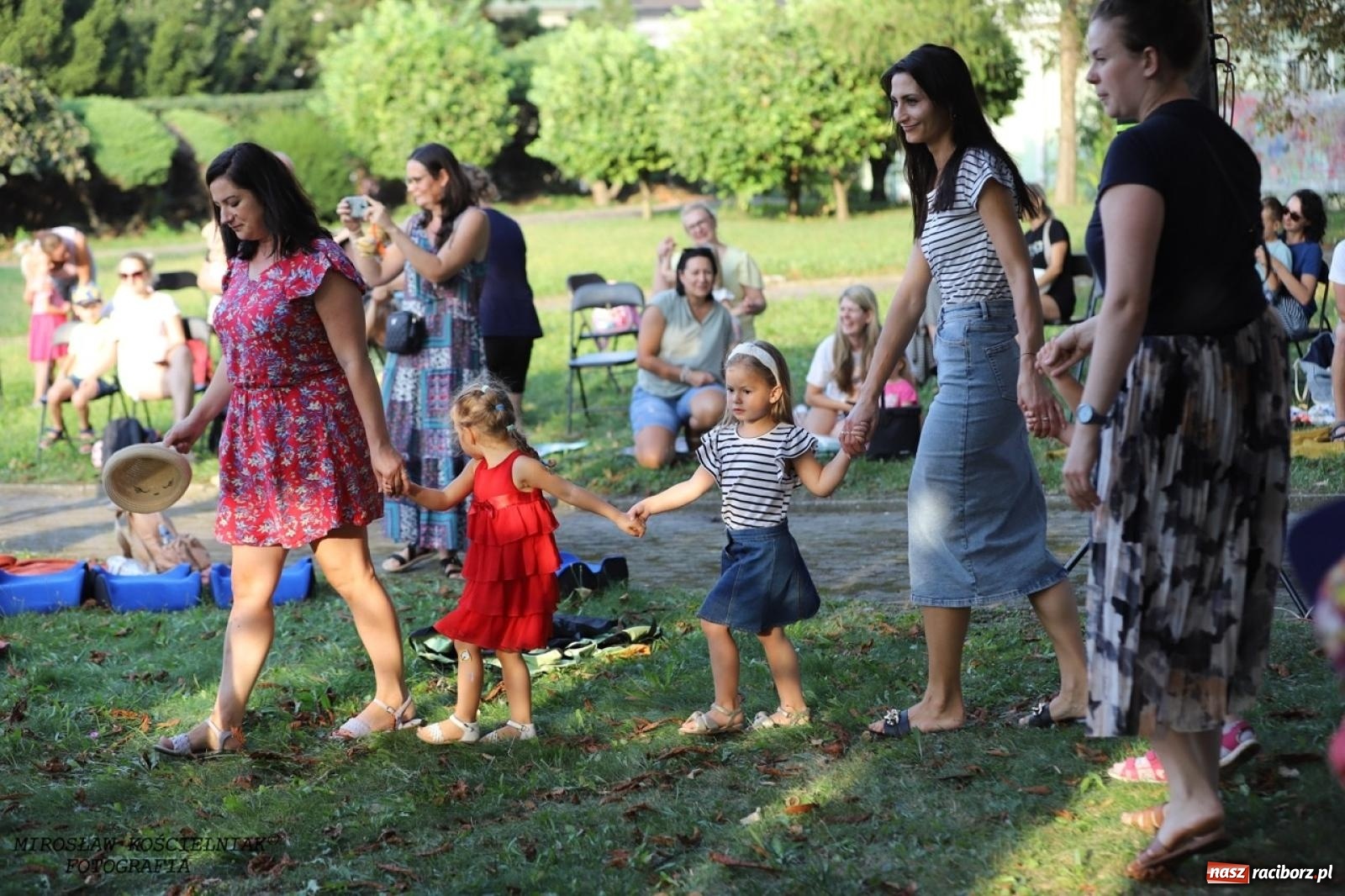 Zdjęcie w galerii na portalu naszraciborz.pl: Kolorowa podróż do świata Pani Kleksowej – relacja z przedstawienia w Ogrodzie Strzechy wiadomości z regionu