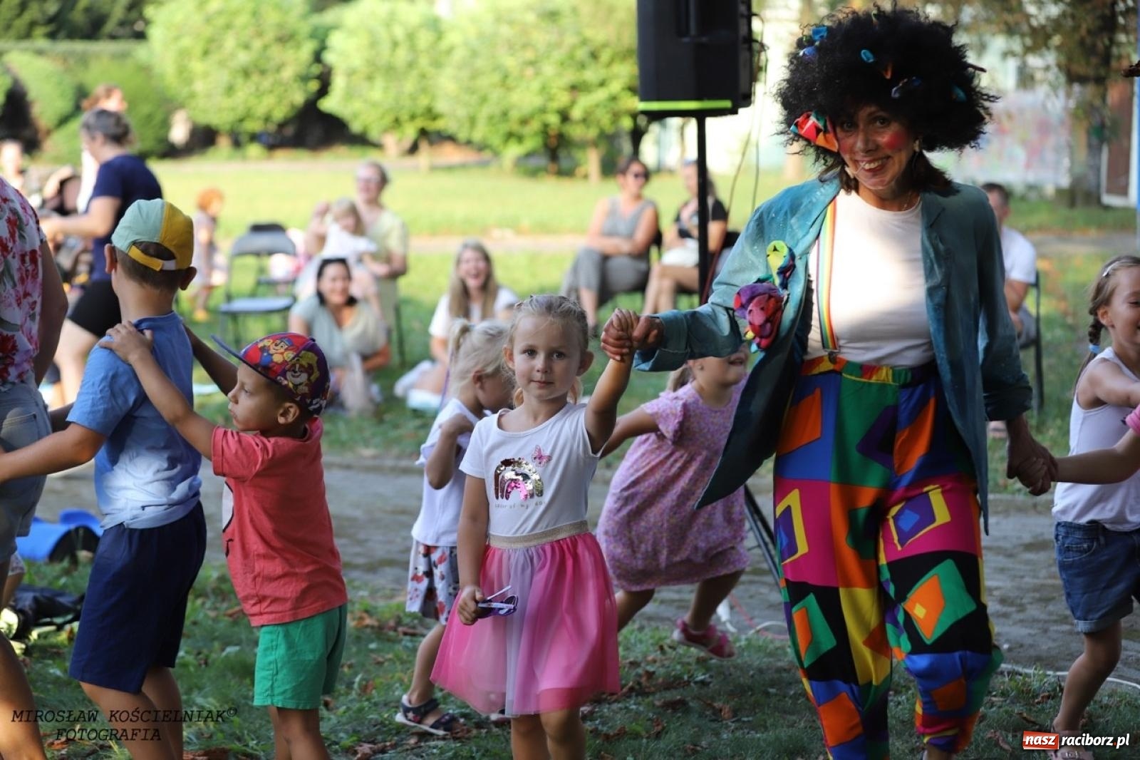 Zdjęcie w galerii na portalu naszraciborz.pl: Kolorowa podróż do świata Pani Kleksowej – relacja z przedstawienia w Ogrodzie Strzechy wiadomości z regionu