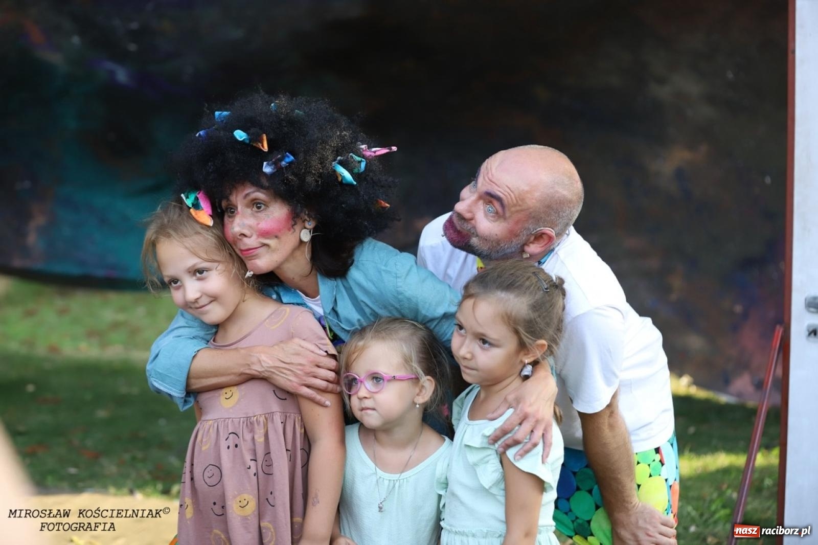 Zdjęcie w galerii na portalu naszraciborz.pl: Kolorowa podróż do świata Pani Kleksowej – relacja z przedstawienia w Ogrodzie Strzechy wiadomości z regionu