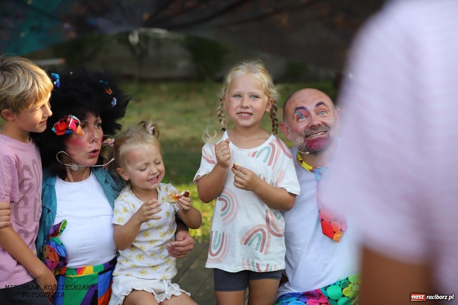 Zdjęcie w galerii na portalu naszraciborz.pl: Kolorowa podróż do świata Pani Kleksowej – relacja z przedstawienia w Ogrodzie Strzechy wiadomości z regionu