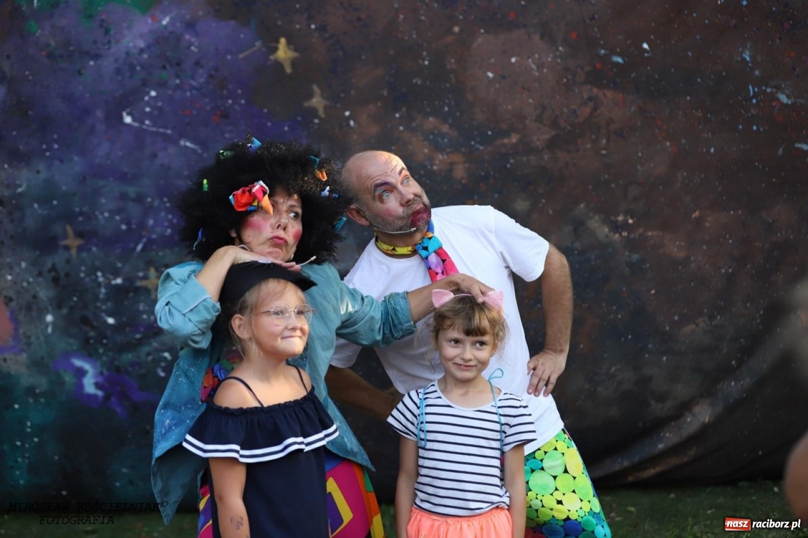 Zdjęcie w galerii na portalu naszraciborz.pl: Kolorowa podróż do świata Pani Kleksowej – relacja z przedstawienia w Ogrodzie Strzechy wiadomości z regionu