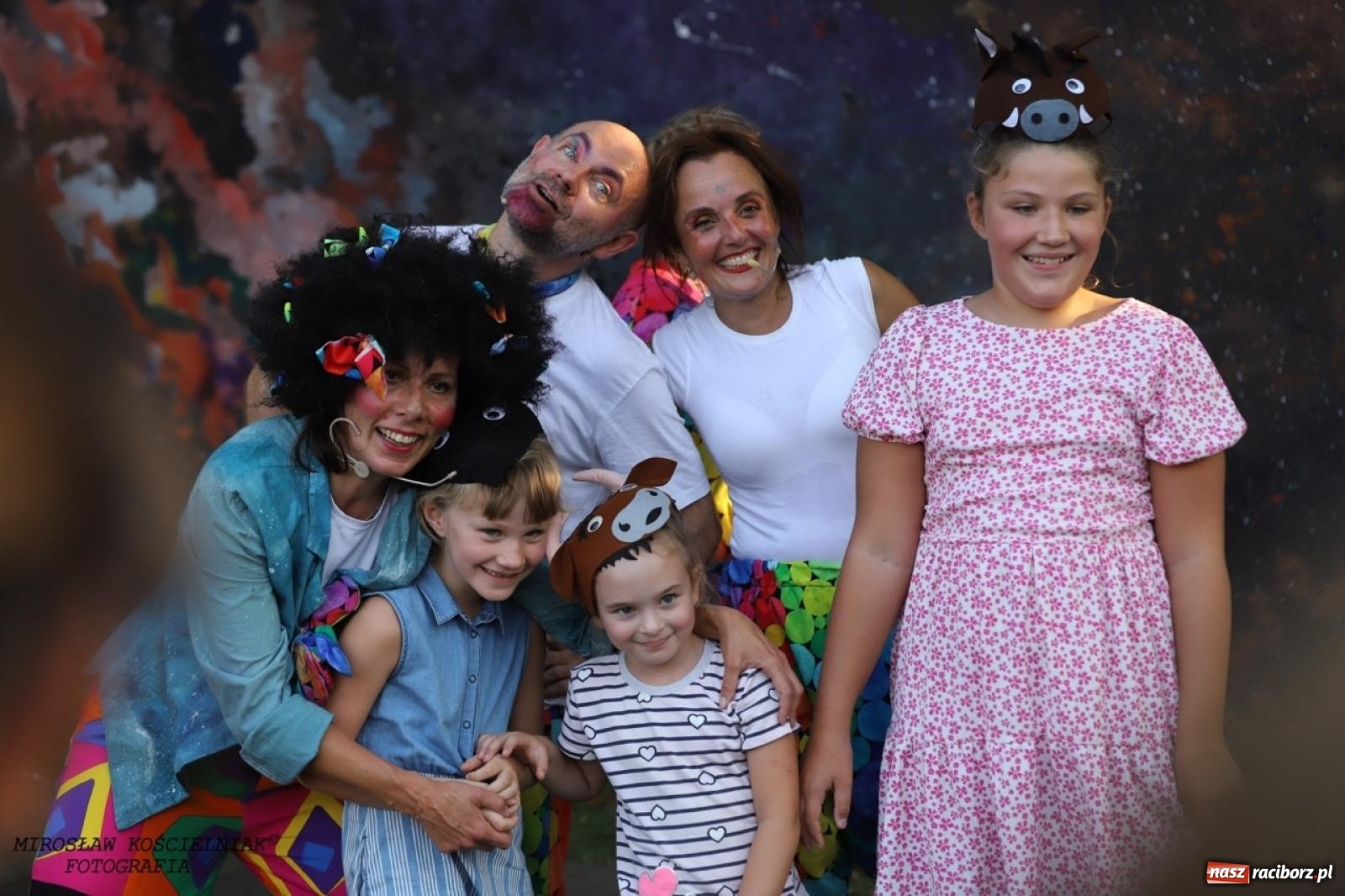 Zdjęcie w galerii na portalu naszraciborz.pl: Kolorowa podróż do świata Pani Kleksowej – relacja z przedstawienia w Ogrodzie Strzechy wiadomości z regionu