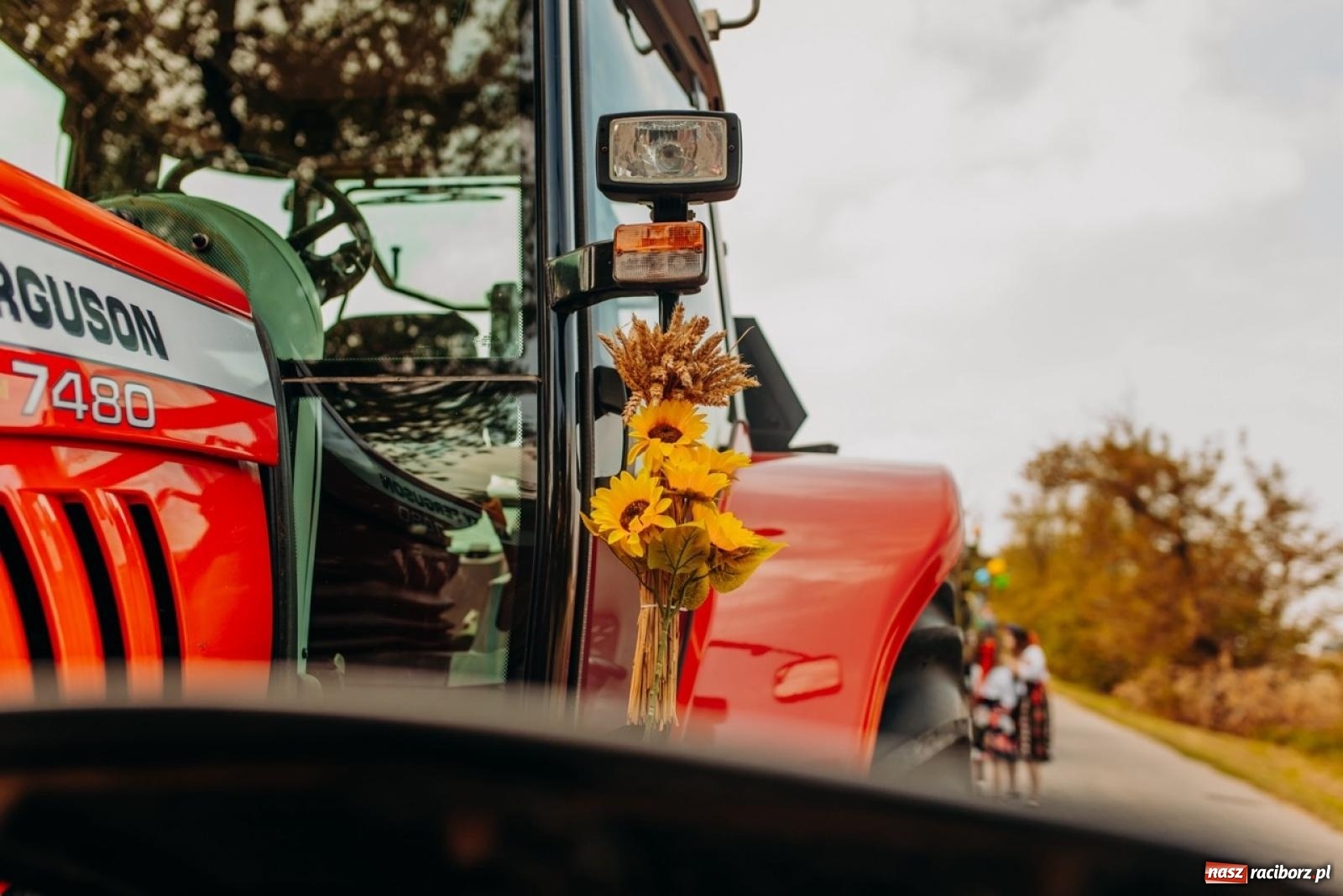 Zdjęcie w galerii na portalu naszraciborz.pl: Gmina Rudnik świętuje w Modzurowie: Przez wieś przejechał korowód maszyn wiadomości z regionu