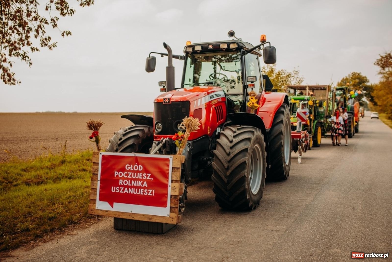 Zdjęcie w galerii na portalu naszraciborz.pl: Gmina Rudnik świętuje w Modzurowie: Przez wieś przejechał korowód maszyn wiadomości z regionu