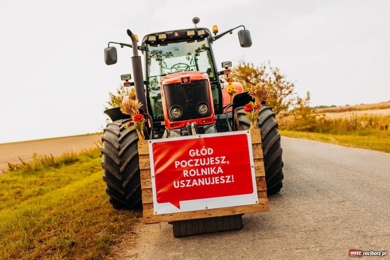 Zdjęcie w galerii na portalu naszraciborz.pl: Gmina Rudnik świętuje w Modzurowie: Przez wieś przejechał korowód maszyn wiadomości z regionu
