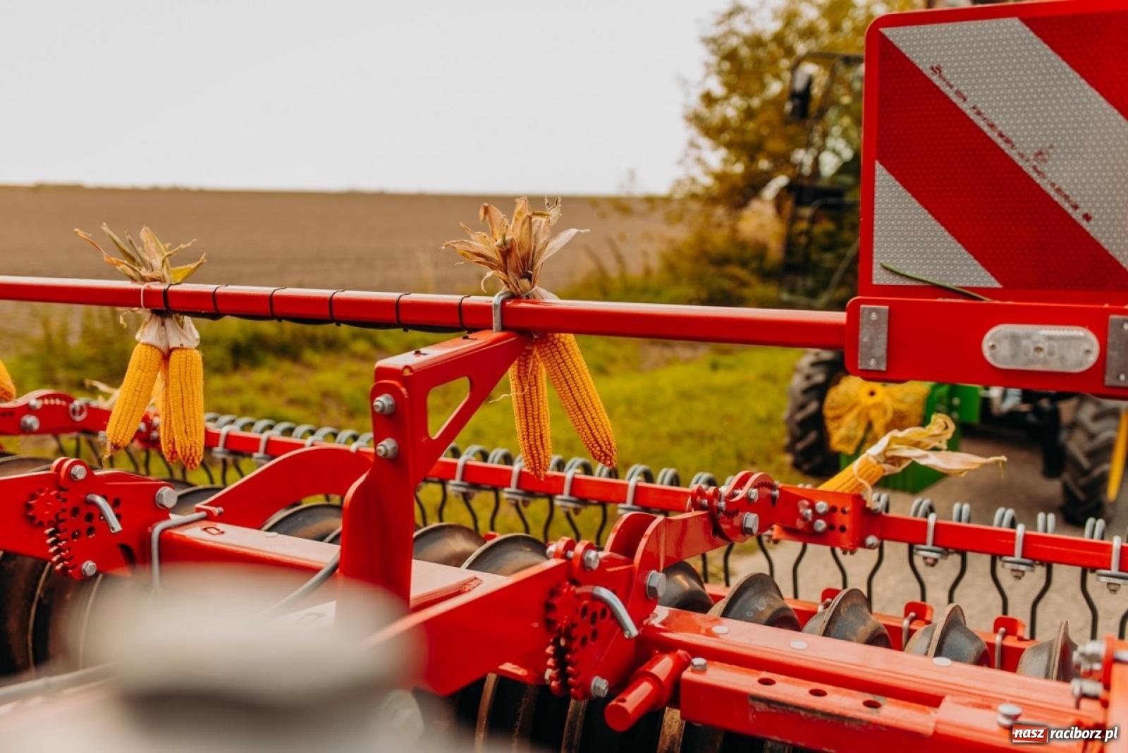 Zdjęcie w galerii na portalu naszraciborz.pl: Gmina Rudnik świętuje w Modzurowie: Przez wieś przejechał korowód maszyn wiadomości z regionu