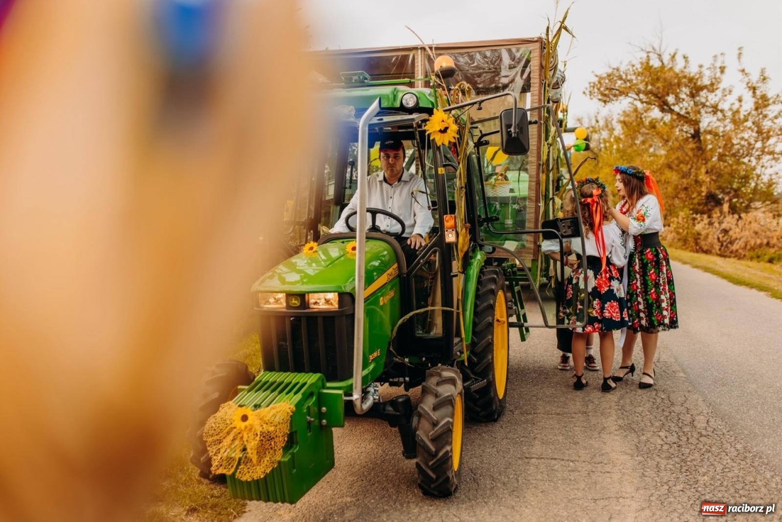 Zdjęcie w galerii na portalu naszraciborz.pl: Gmina Rudnik świętuje w Modzurowie: Przez wieś przejechał korowód maszyn wiadomości z regionu
