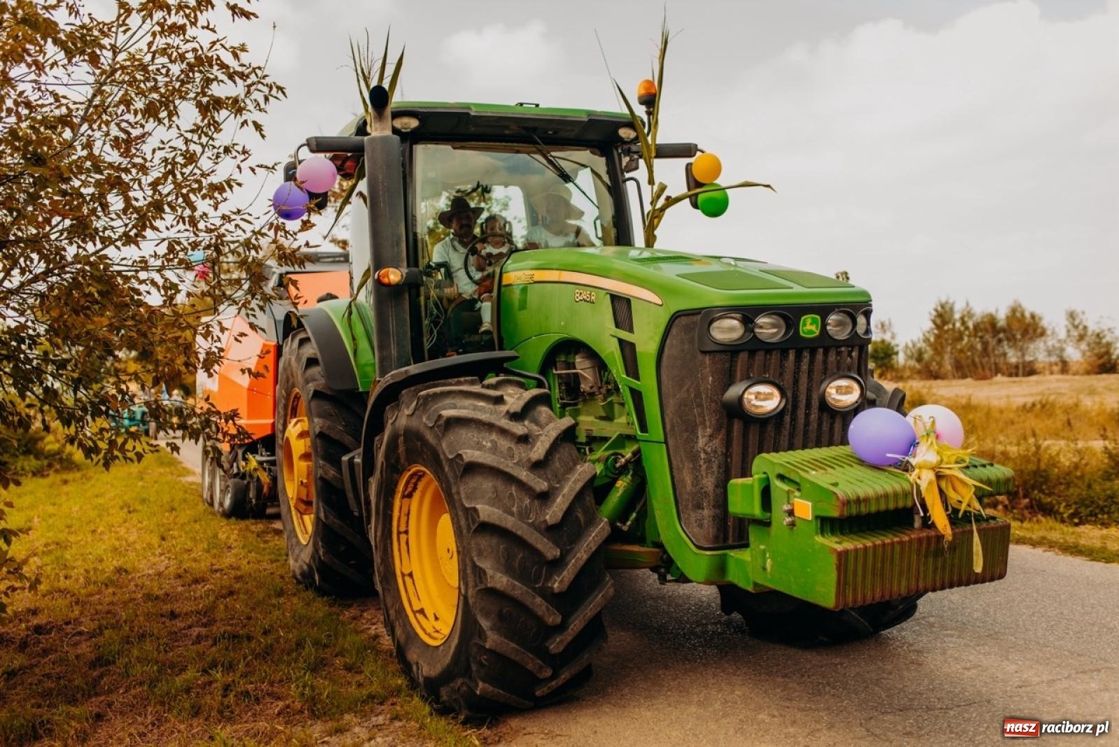 Zdjęcie w galerii na portalu naszraciborz.pl: Gmina Rudnik świętuje w Modzurowie: Przez wieś przejechał korowód maszyn wiadomości z regionu