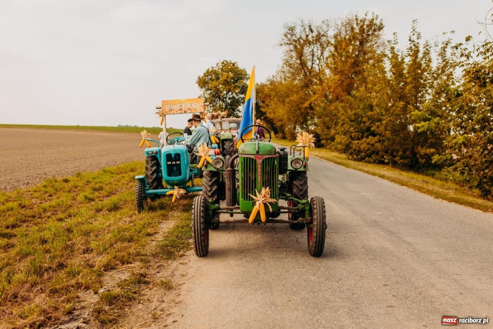 Zdjęcie w galerii na portalu naszraciborz.pl: Gmina Rudnik świętuje w Modzurowie: Przez wieś przejechał korowód maszyn wiadomości z regionu
