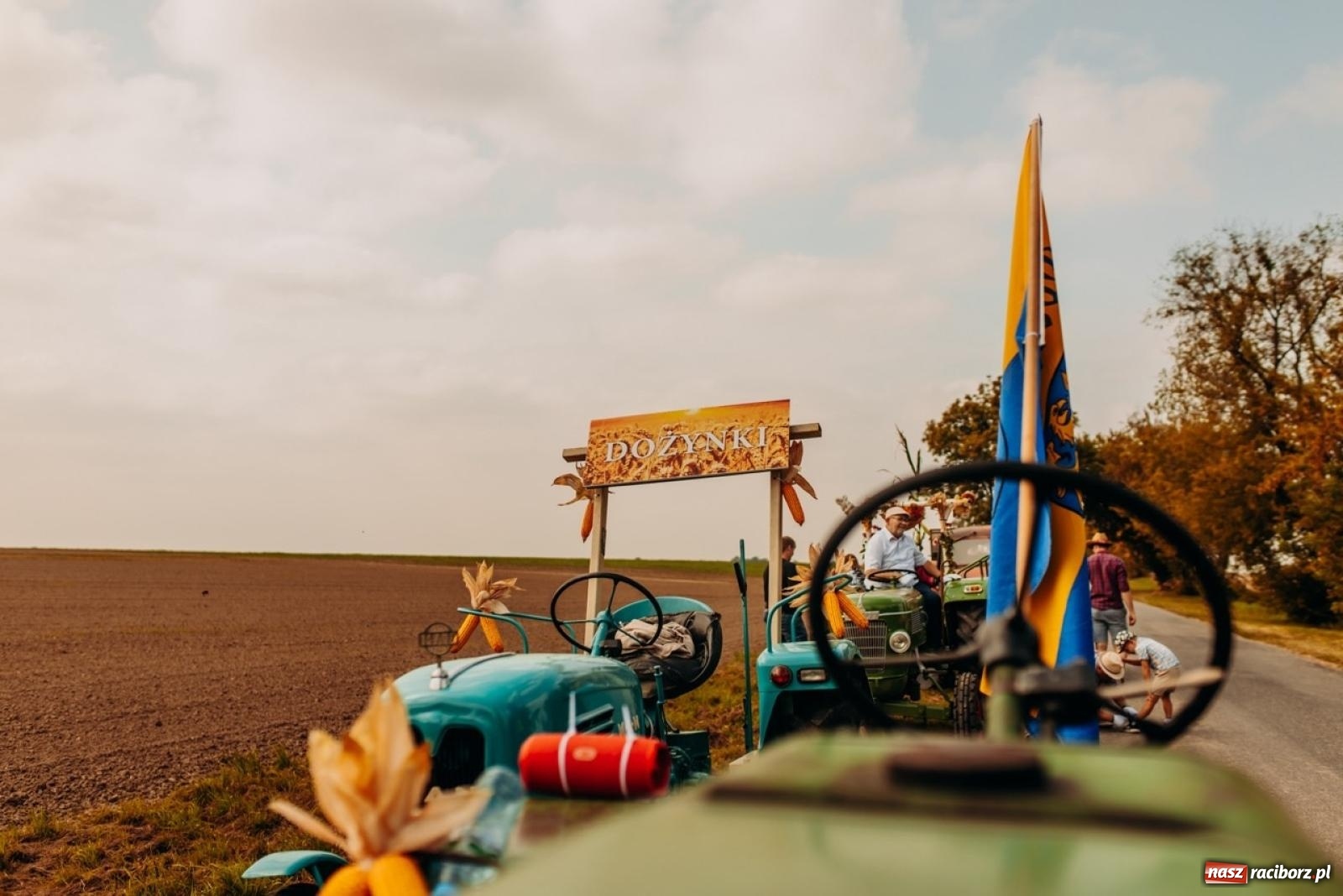 Zdjęcie w galerii na portalu naszraciborz.pl: Gmina Rudnik świętuje w Modzurowie: Przez wieś przejechał korowód maszyn wiadomości z regionu