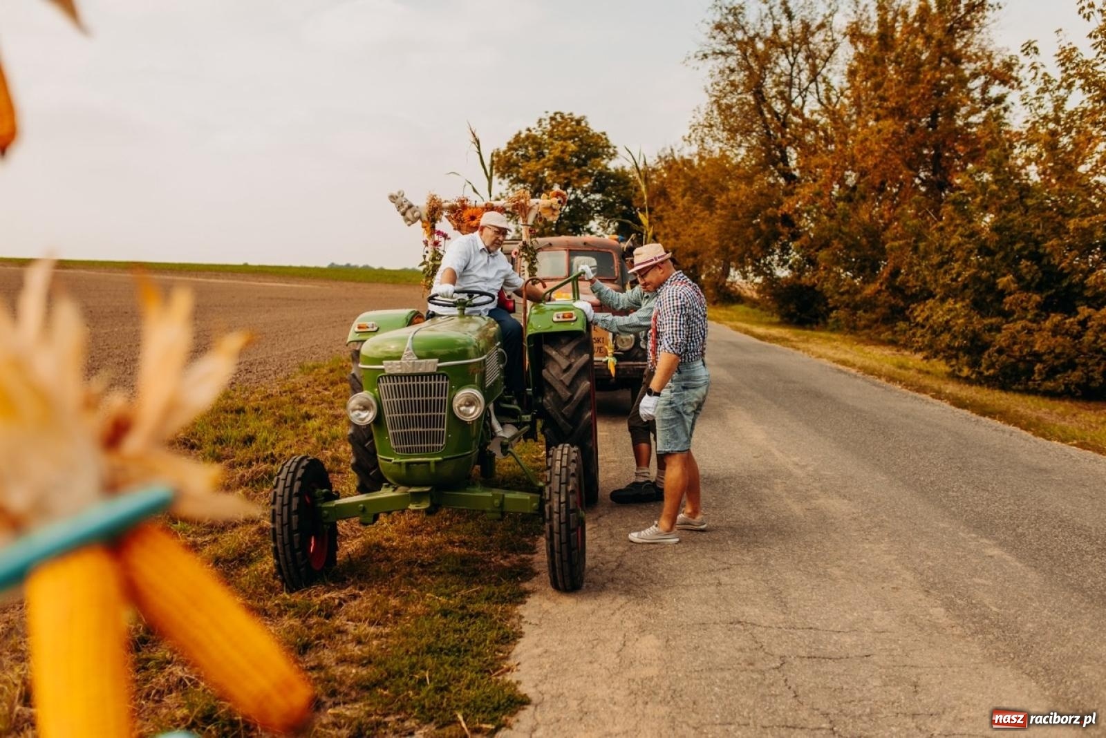 Zdjęcie w galerii na portalu naszraciborz.pl: Gmina Rudnik świętuje w Modzurowie: Przez wieś przejechał korowód maszyn wiadomości z regionu