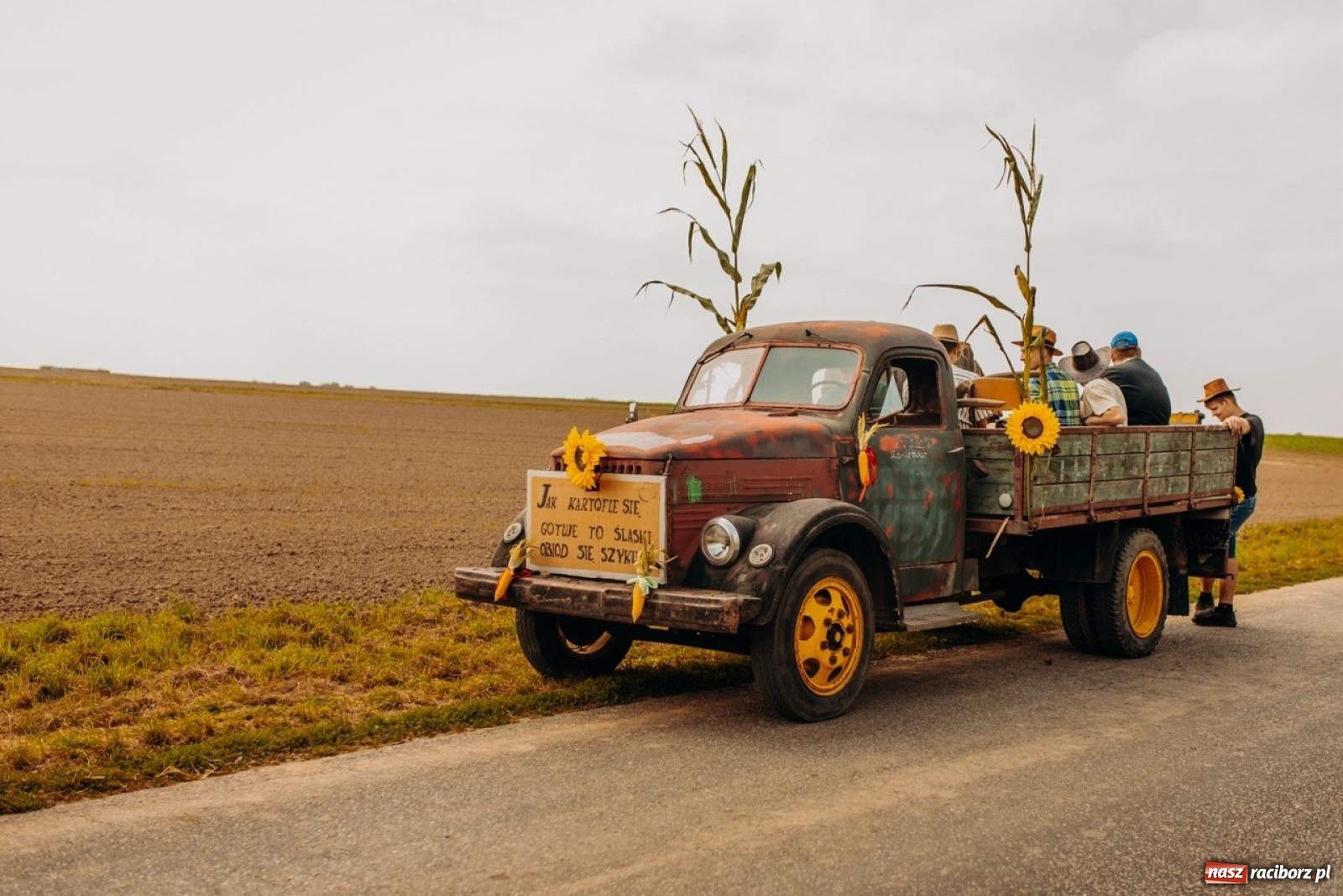 Zdjęcie w galerii na portalu naszraciborz.pl: Gmina Rudnik świętuje w Modzurowie: Przez wieś przejechał korowód maszyn wiadomości z regionu