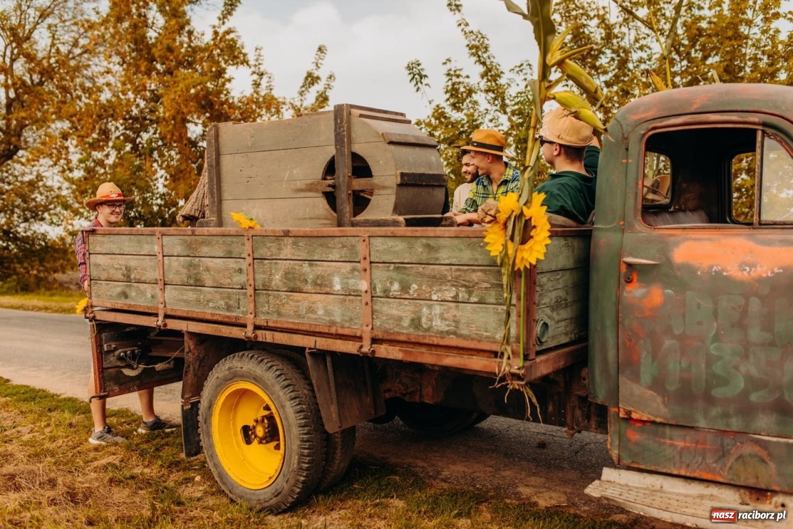 Zdjęcie w galerii na portalu naszraciborz.pl: Gmina Rudnik świętuje w Modzurowie: Przez wieś przejechał korowód maszyn wiadomości z regionu