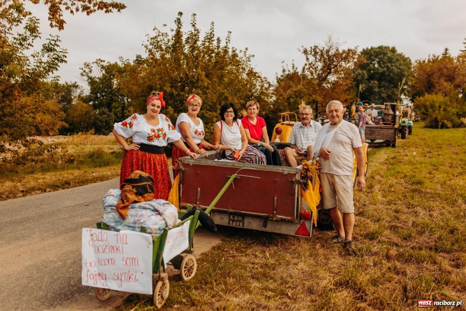 Zdjęcie w galerii na portalu naszraciborz.pl: Gmina Rudnik świętuje w Modzurowie: Przez wieś przejechał korowód maszyn wiadomości z regionu