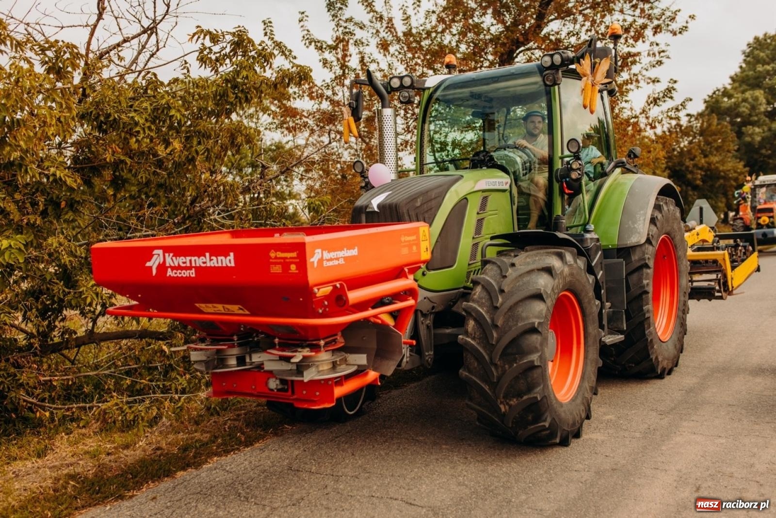 Zdjęcie w galerii na portalu naszraciborz.pl: Gmina Rudnik świętuje w Modzurowie: Przez wieś przejechał korowód maszyn wiadomości z regionu