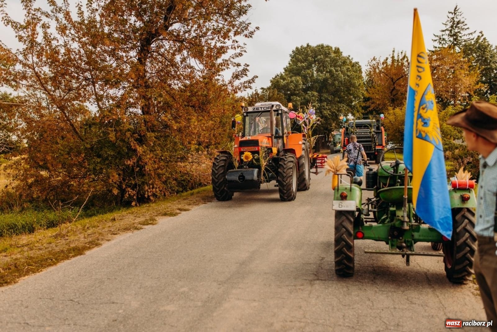 Zdjęcie w galerii na portalu naszraciborz.pl: Gmina Rudnik świętuje w Modzurowie: Przez wieś przejechał korowód maszyn wiadomości z regionu