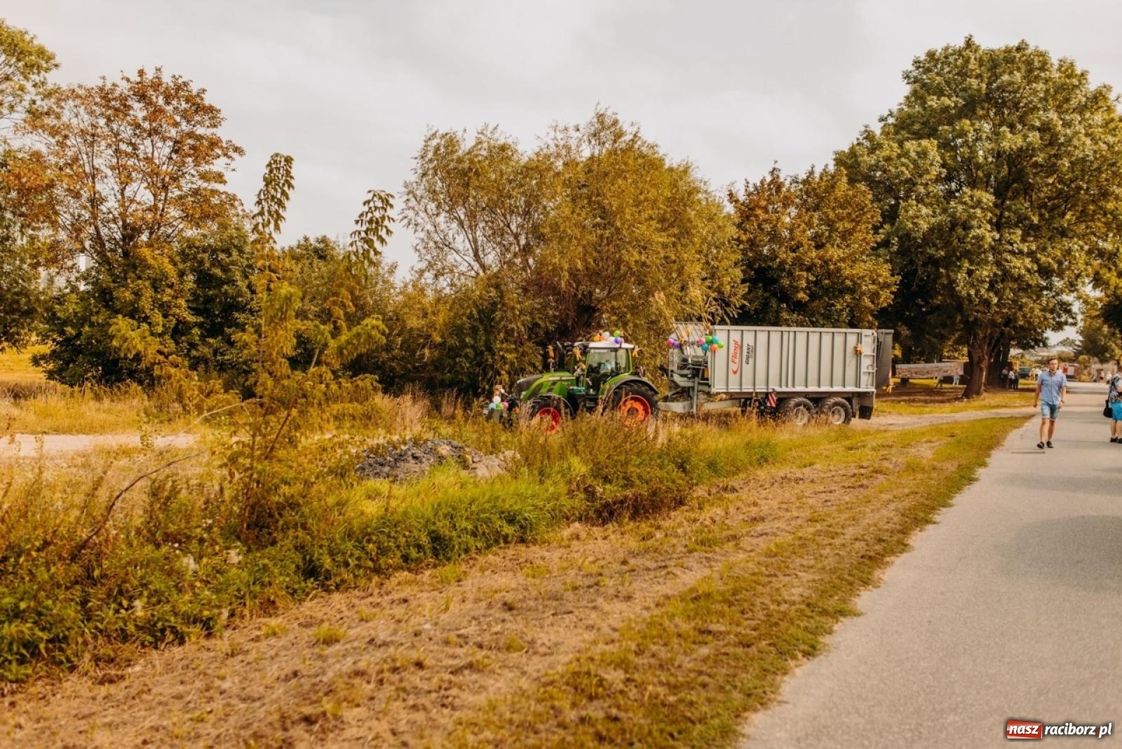 Zdjęcie w galerii na portalu naszraciborz.pl: Gmina Rudnik świętuje w Modzurowie: Przez wieś przejechał korowód maszyn wiadomości z regionu