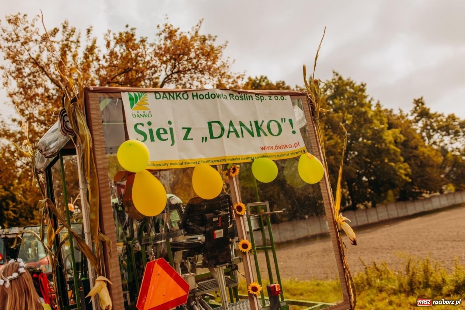 Zdjęcie w galerii na portalu naszraciborz.pl: Gmina Rudnik świętuje w Modzurowie: Przez wieś przejechał korowód maszyn wiadomości z regionu