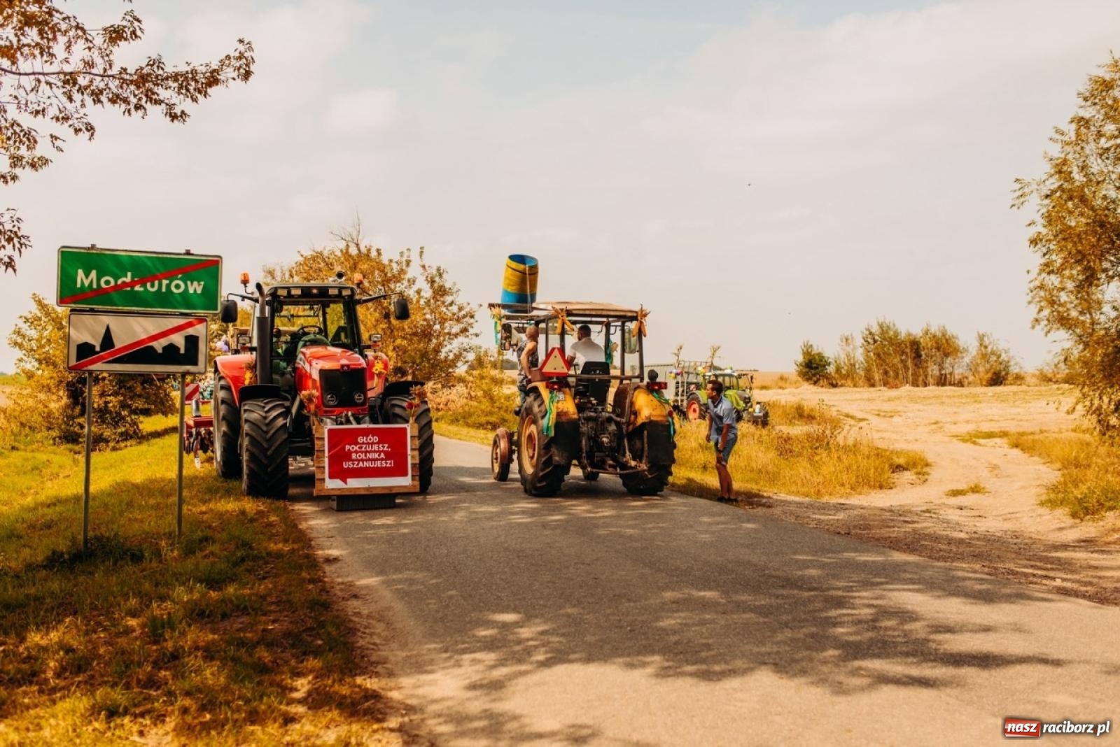 Zdjęcie w galerii na portalu naszraciborz.pl: Gmina Rudnik świętuje w Modzurowie: Przez wieś przejechał korowód maszyn wiadomości z regionu