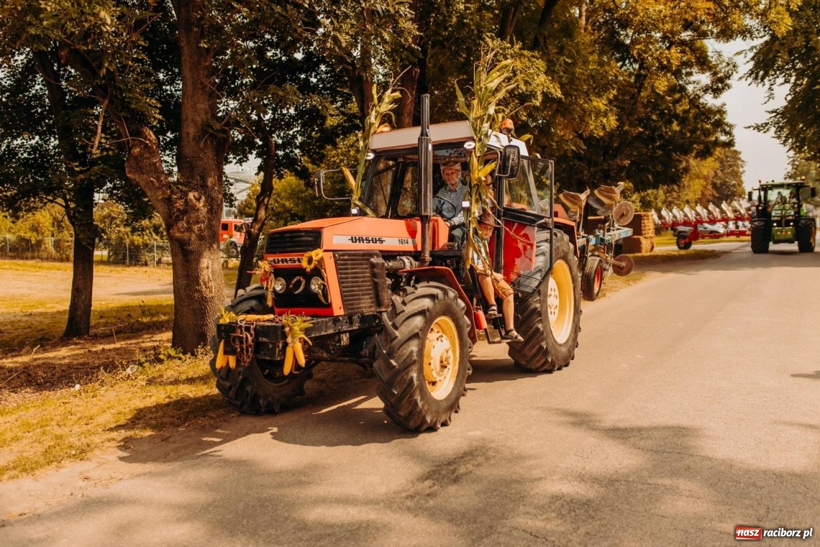 Zdjęcie w galerii na portalu naszraciborz.pl: Gmina Rudnik świętuje w Modzurowie: Przez wieś przejechał korowód maszyn wiadomości z regionu