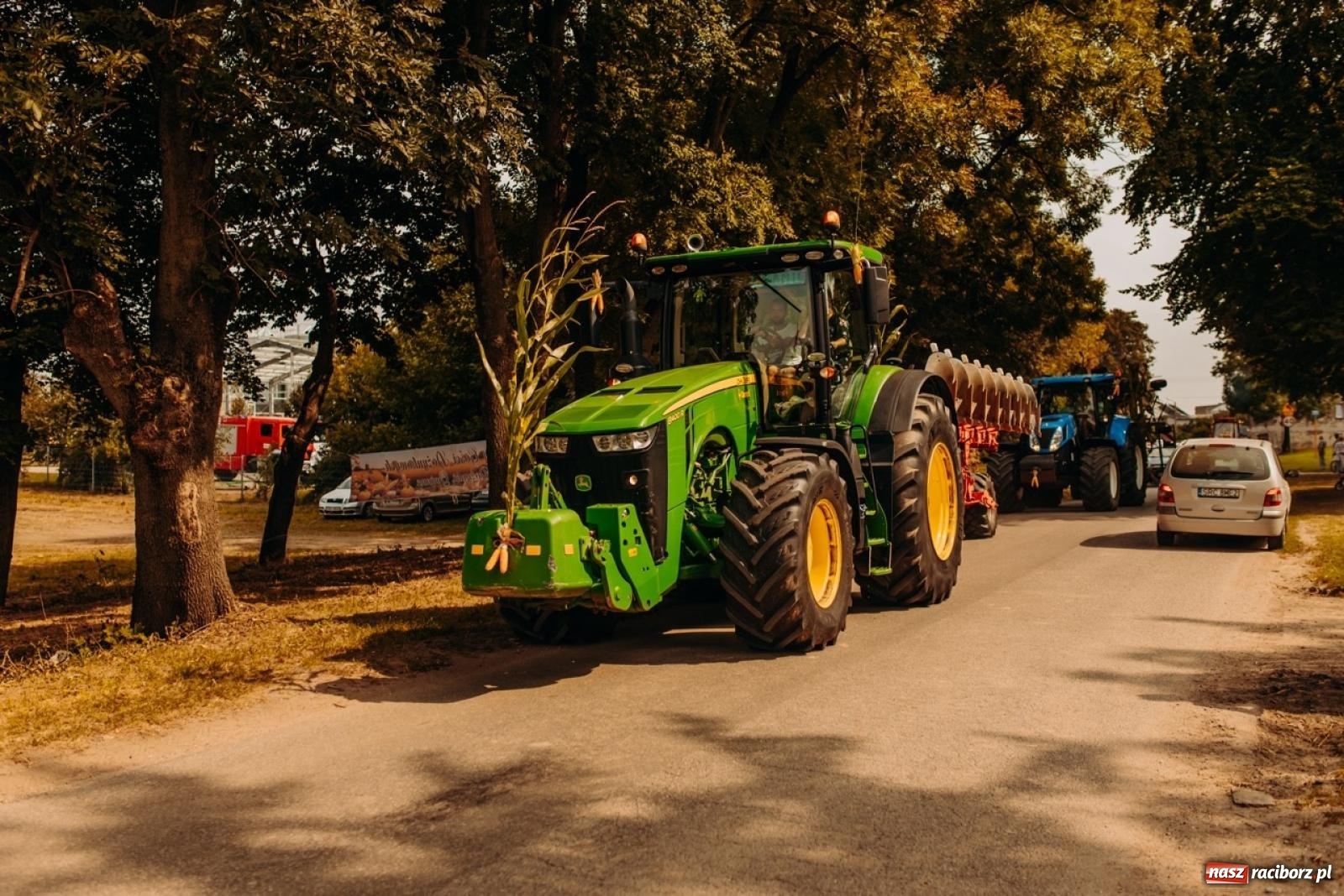 Zdjęcie w galerii na portalu naszraciborz.pl: Gmina Rudnik świętuje w Modzurowie: Przez wieś przejechał korowód maszyn wiadomości z regionu